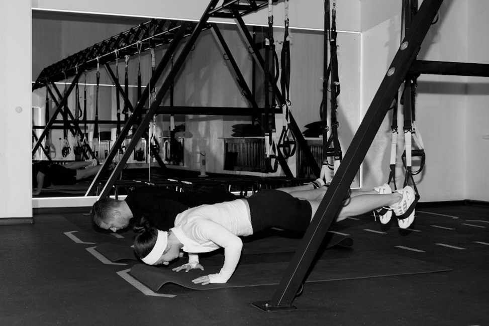 Как провести тренировку TRX дома? Показывает тренер (фото 7)