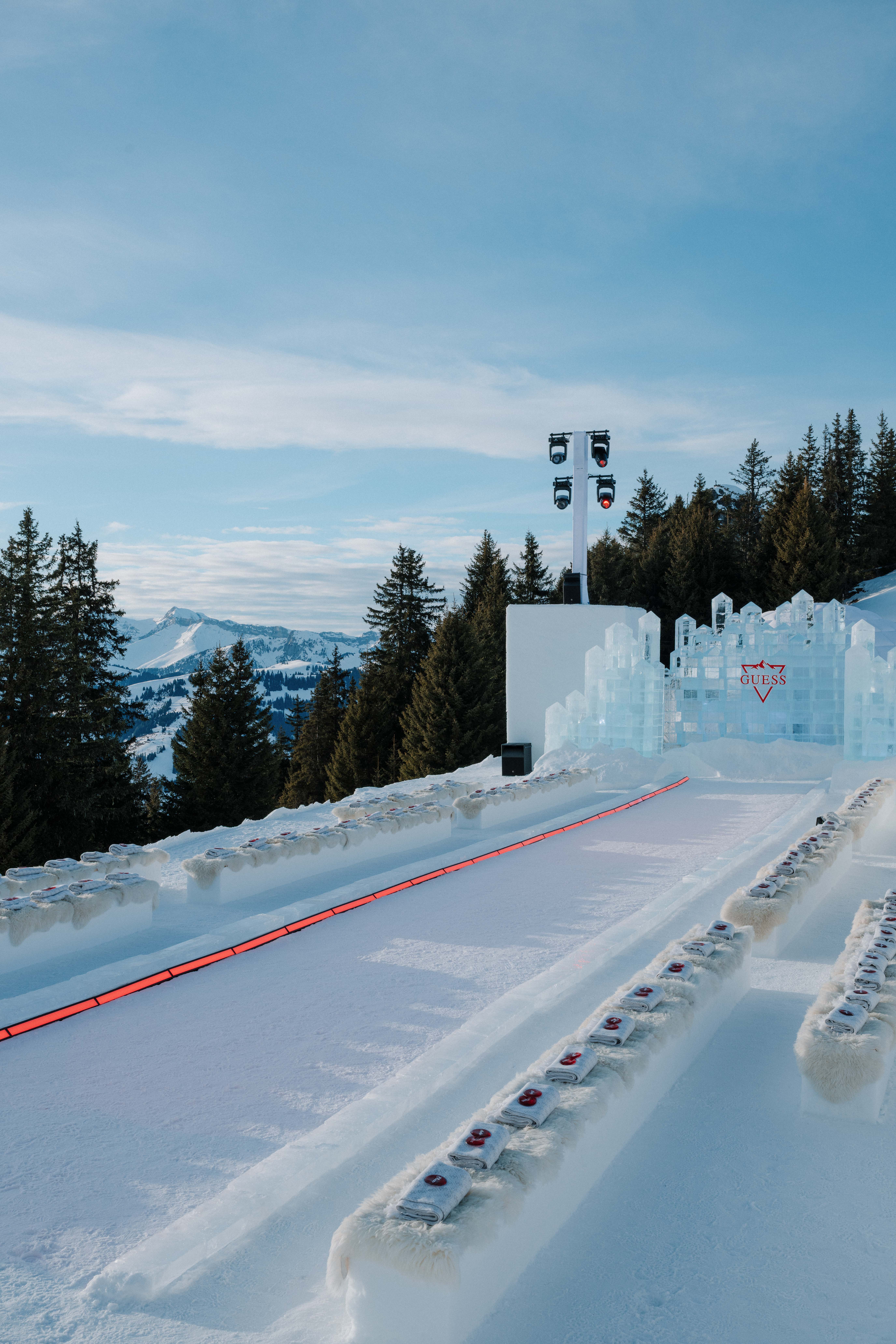 Бренд Guess провел показ в горах Швейцарии (фото 3)