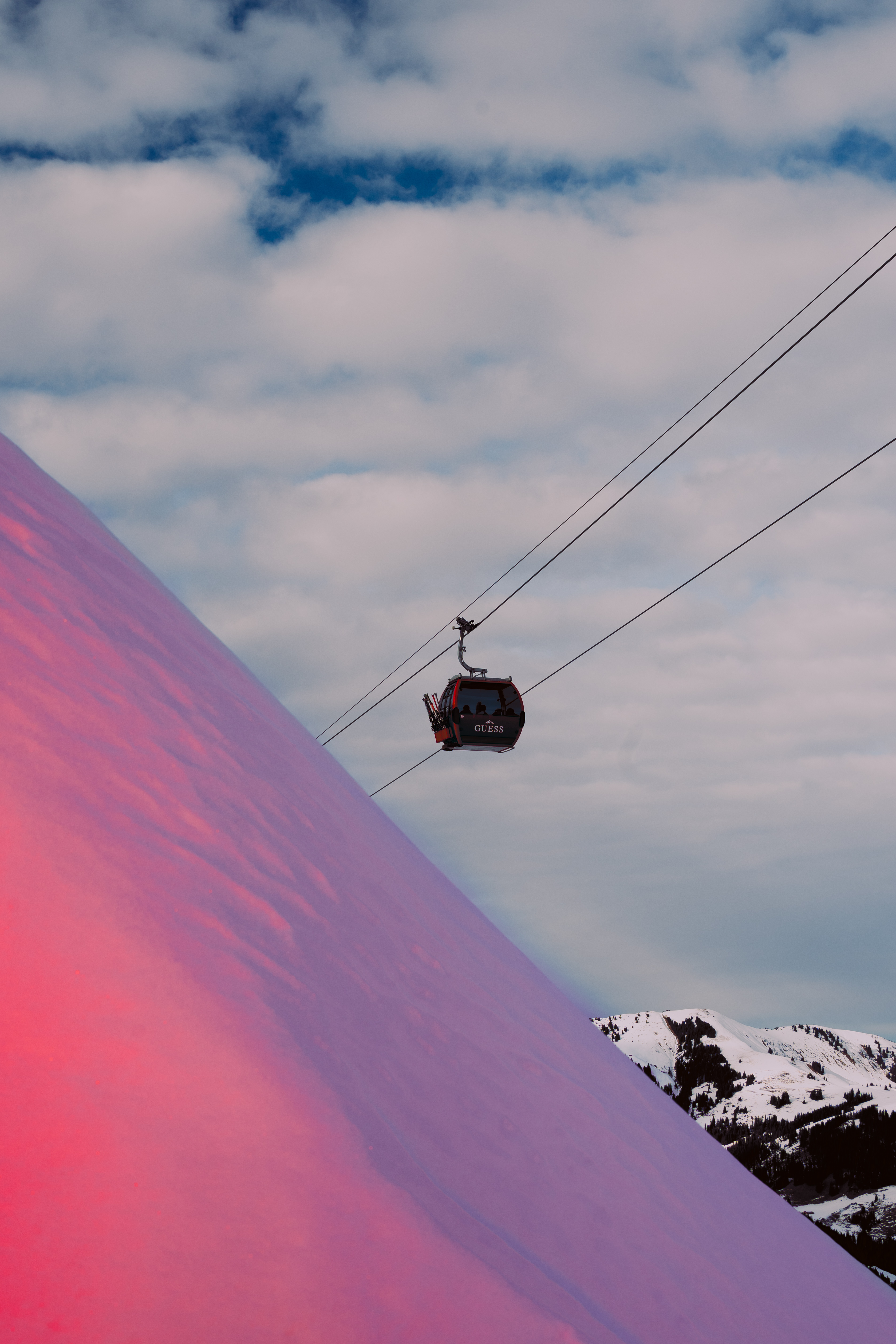 Бренд Guess провел показ в горах Швейцарии (фото 1)