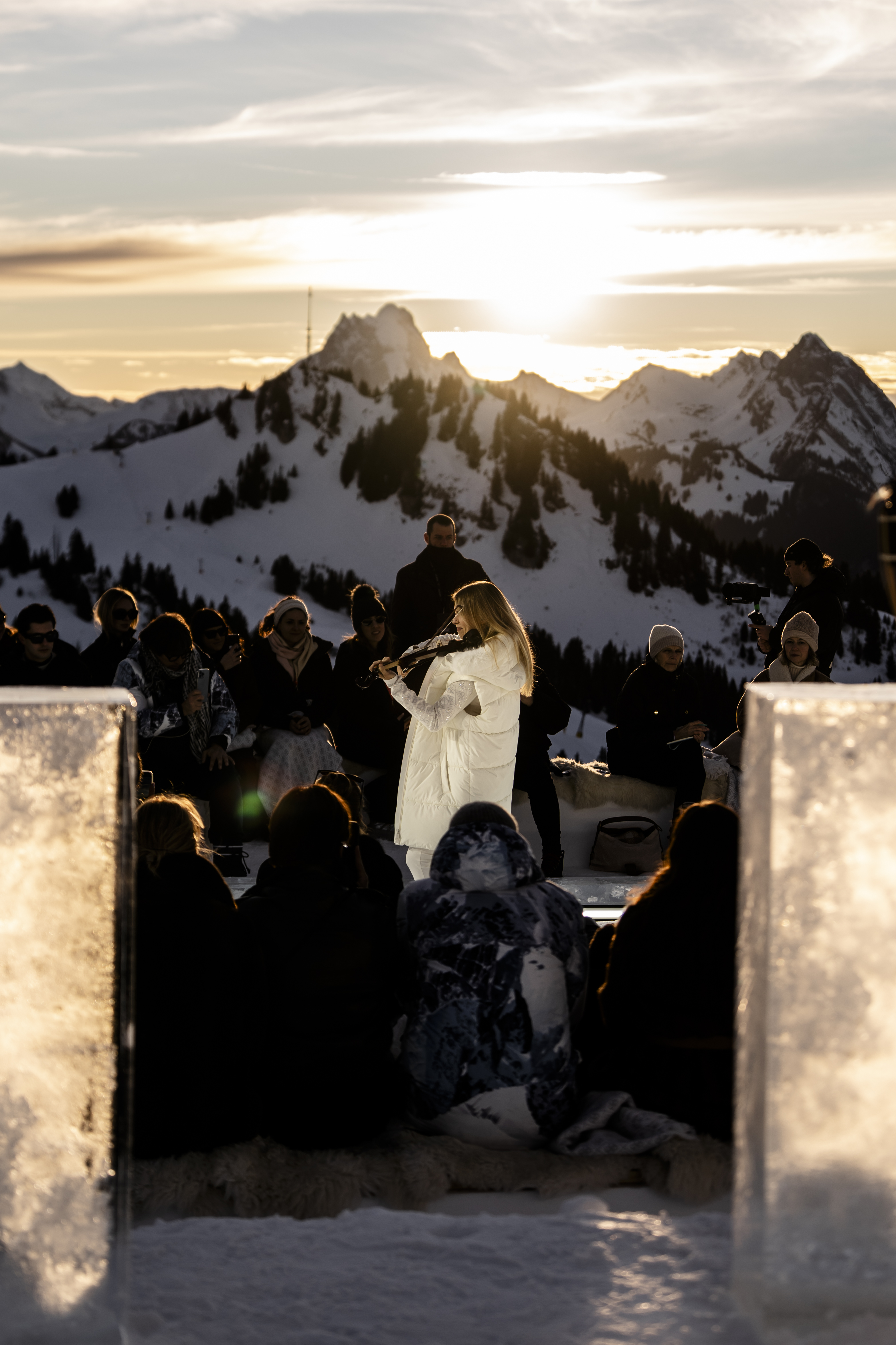 Бренд Guess провел показ в горах Швейцарии (фото 4)