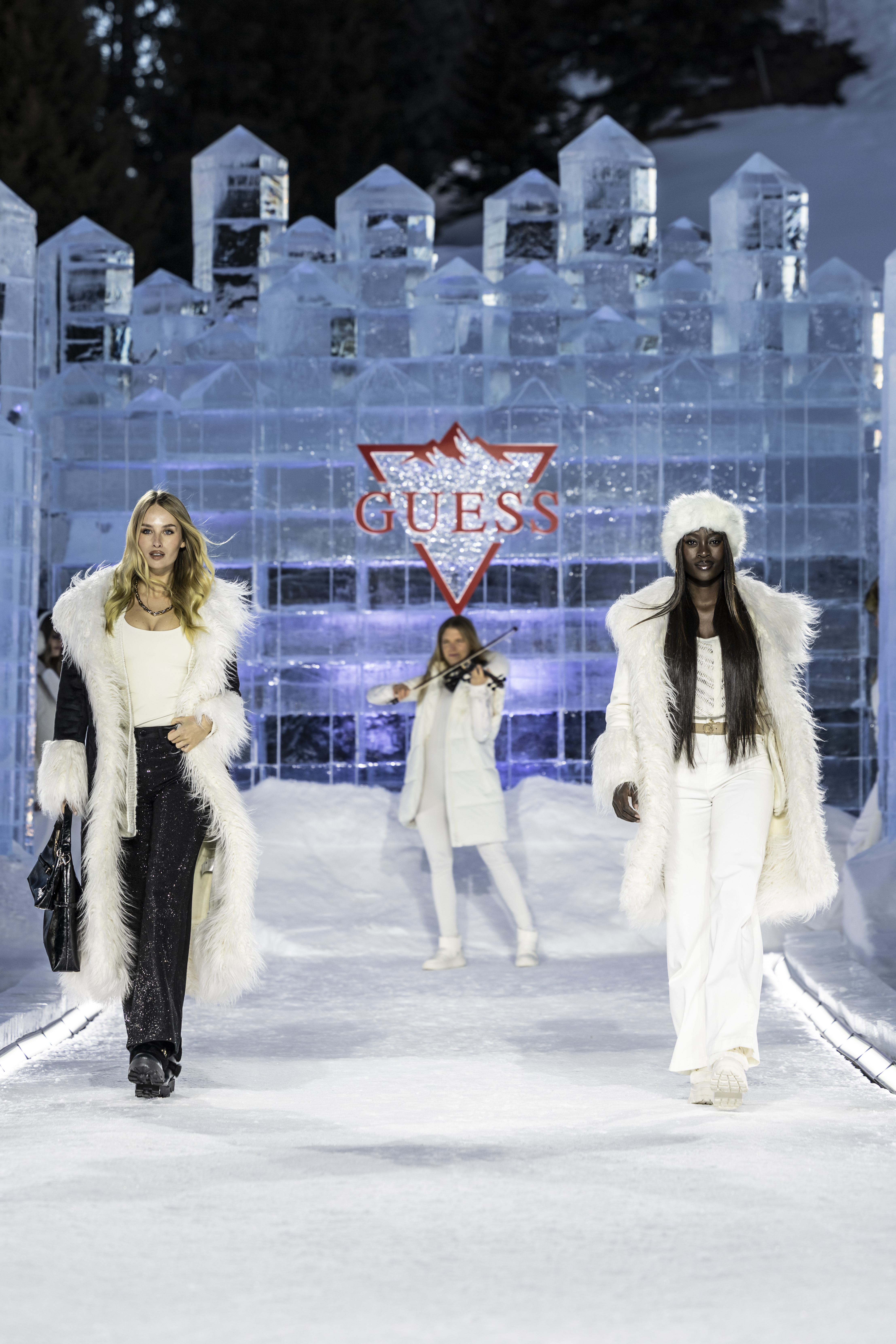 Бренд Guess провел показ в горах Швейцарии (фото 5)