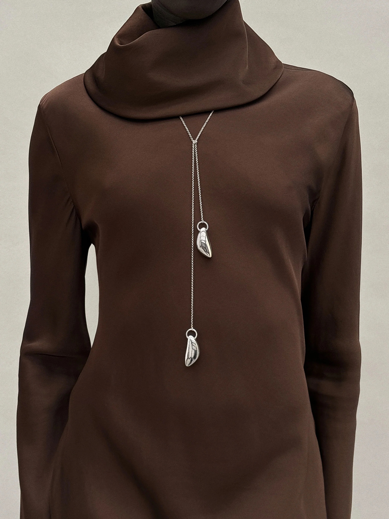 Королевская роскошь, минимальный минимализм и другие бижу-тренды весна-лето 2026 (фото 42)