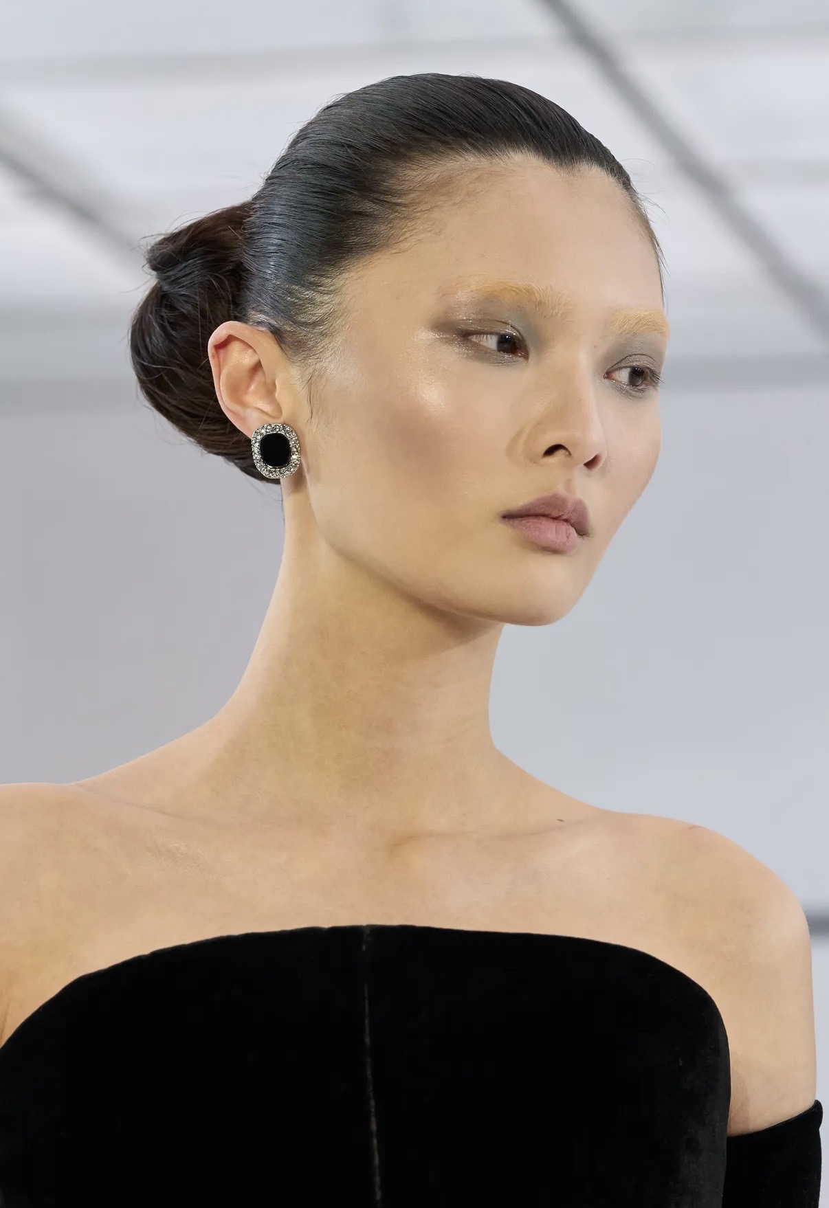 Асимметрия и глянцевые губы: бьюти-тренды Недель моды в Нью-Йорке и Лондоне сезона осень-зима 2026 (фото 2)