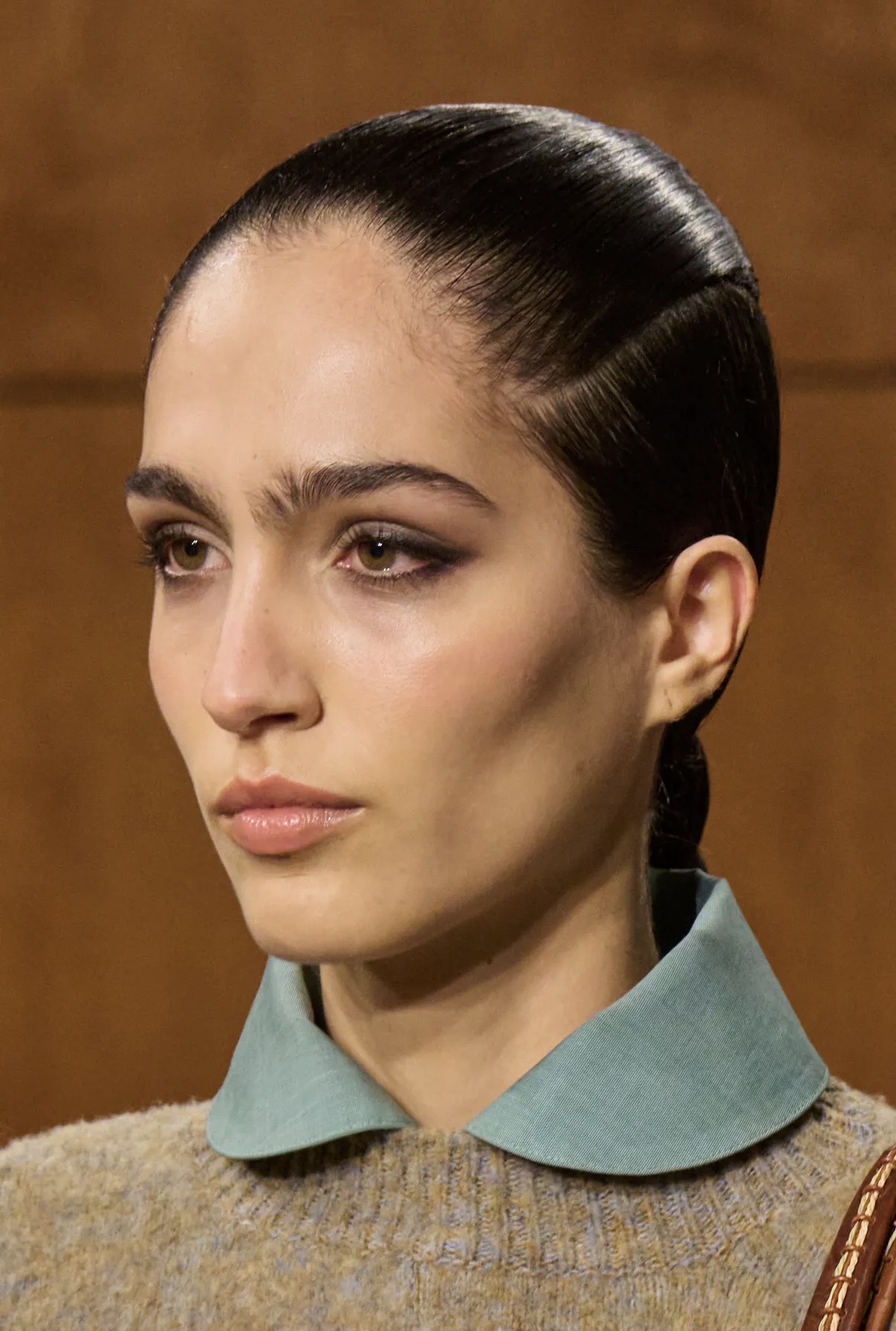 Асимметрия и глянцевые губы: бьюти-тренды Недель моды в Нью-Йорке и Лондоне сезона осень-зима 2026 (фото 5)