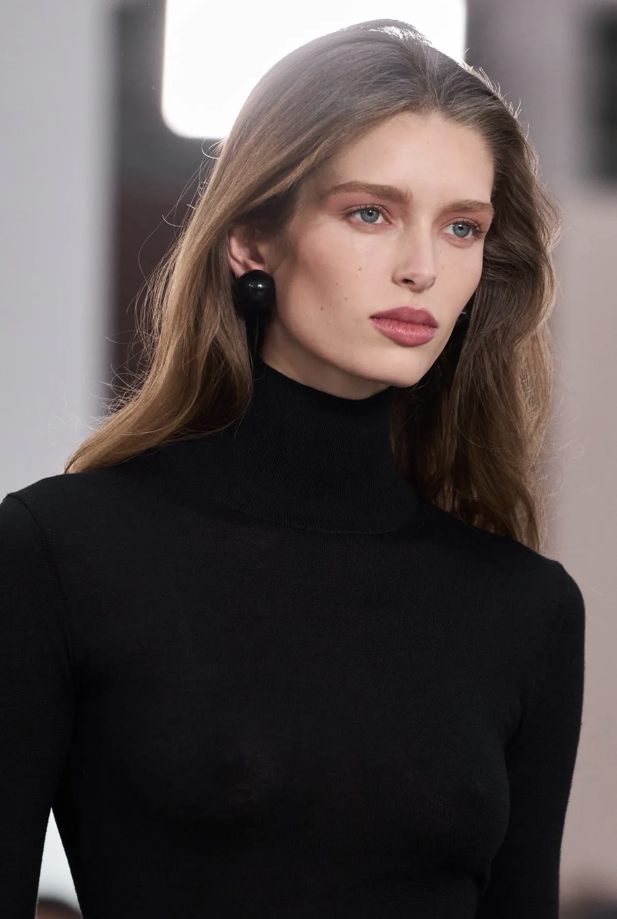 Асимметрия и глянцевые губы: бьюти-тренды Недель моды в Нью-Йорке и Лондоне сезона осень-зима 2026 (фото 8)