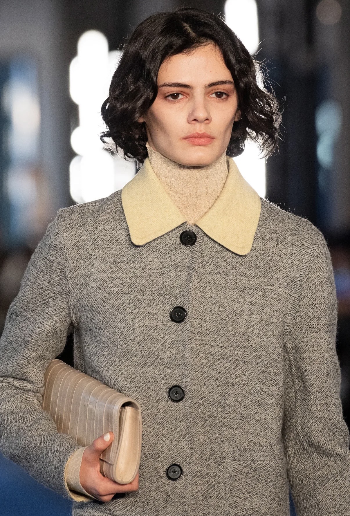 Асимметрия и глянцевые губы: бьюти-тренды Недель моды в Нью-Йорке и Лондоне сезона осень-зима 2026 (фото 9)