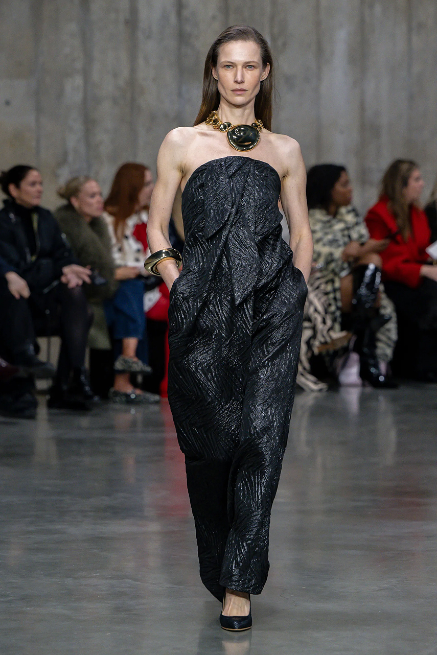 Чем запомнились Недели моды в Нью-Йорке и Лондоне сезона осень-зима 2026 (фото 48)