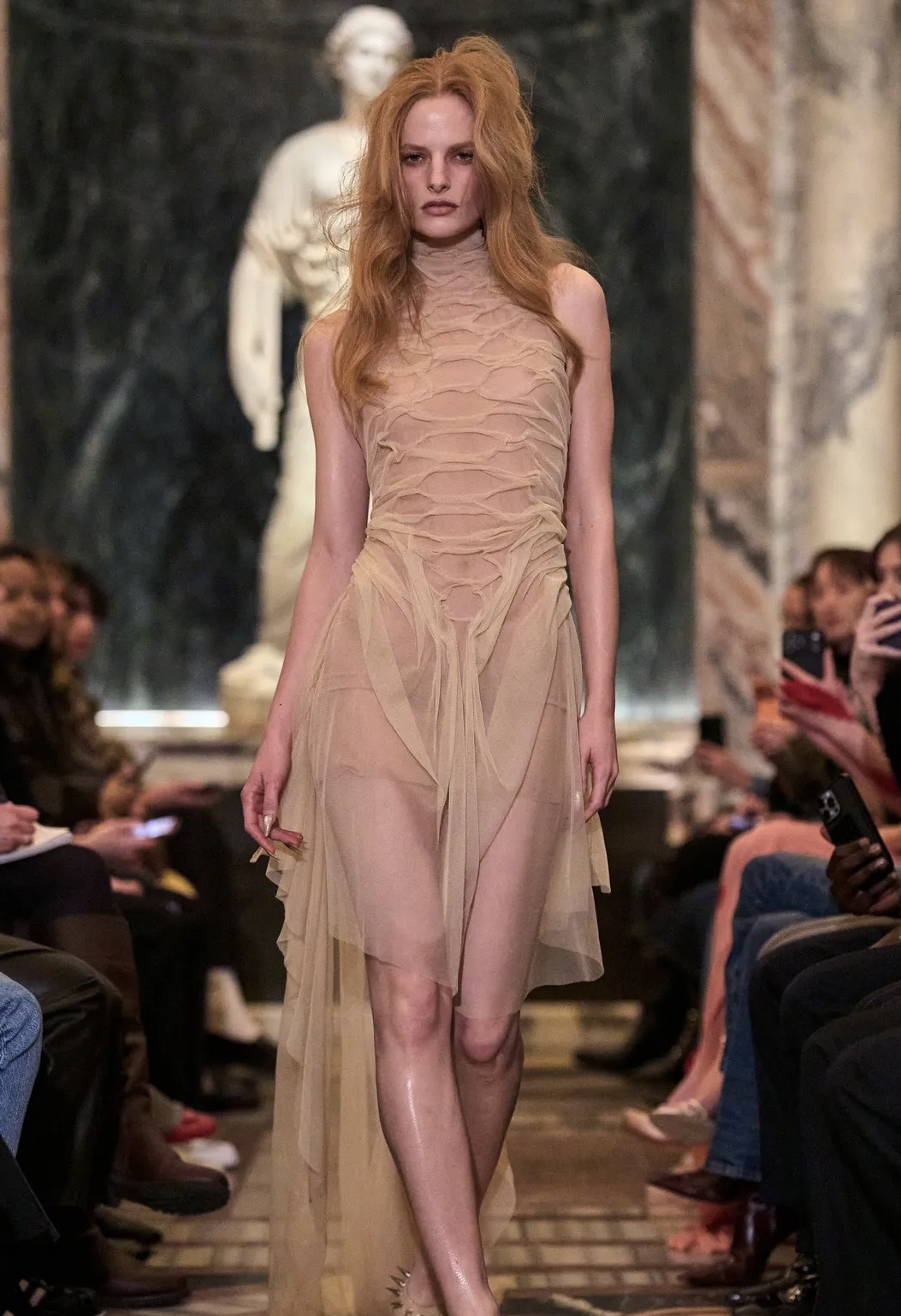 Асимметрия и глянцевые губы: бьюти-тренды Недель моды в Нью-Йорке и Лондоне сезона осень-зима 2026 (фото 10)