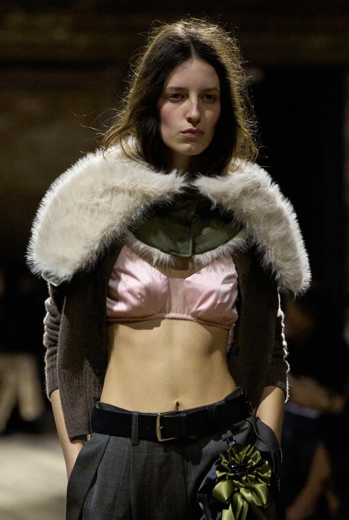 Асимметрия и глянцевые губы: бьюти-тренды Недель моды в Нью-Йорке и Лондоне сезона осень-зима 2026 (фото 11)