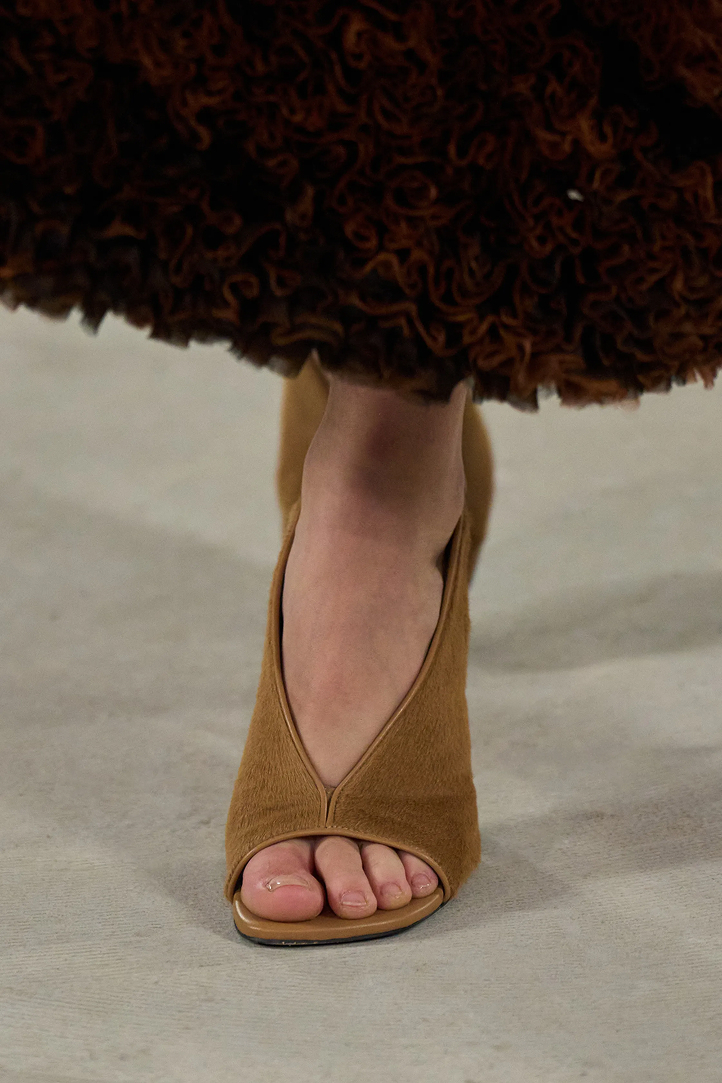 Чем запомнились Недели моды в Нью-Йорке и Лондоне сезона осень-зима 2026 (фото 54)