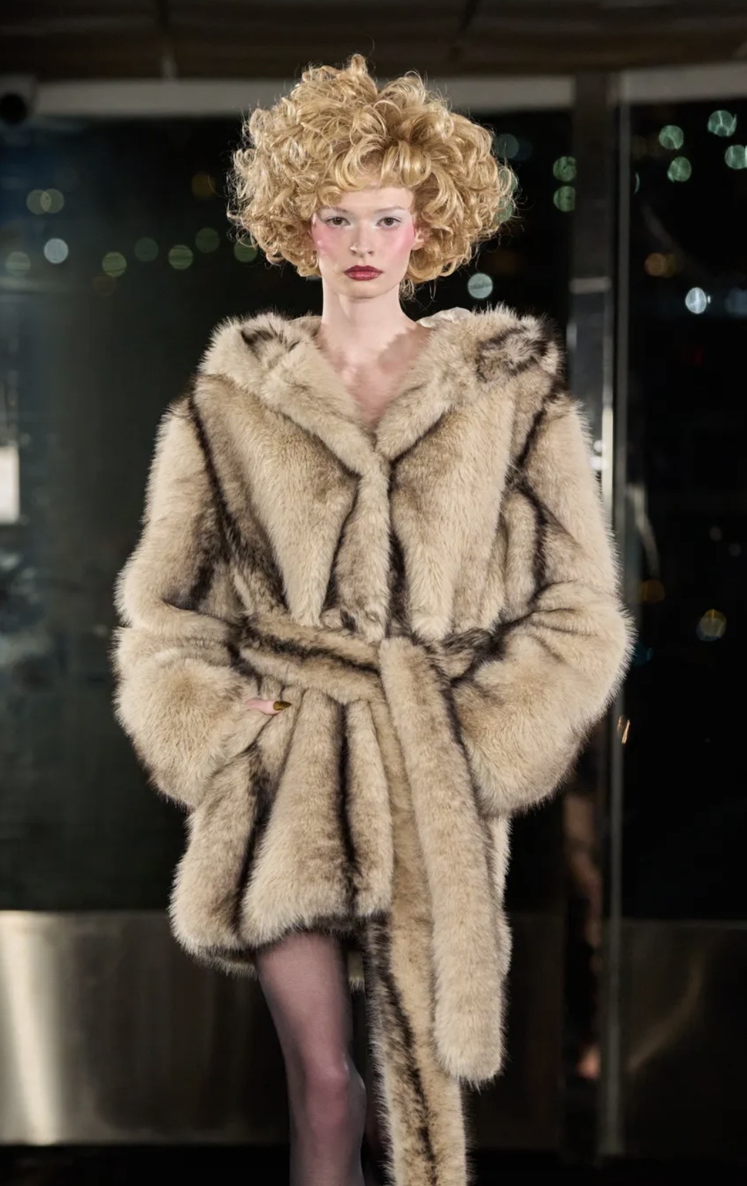 Асимметрия и глянцевые губы: бьюти-тренды Недель моды в Нью-Йорке и Лондоне сезона осень-зима 2026 (фото 16)