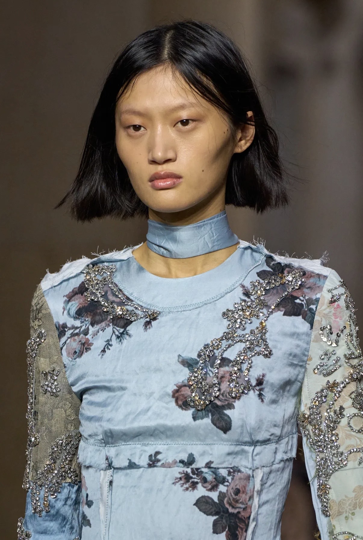 Асимметрия и глянцевые губы: бьюти-тренды Недель моды в Нью-Йорке и Лондоне сезона осень-зима 2026 (фото 18)