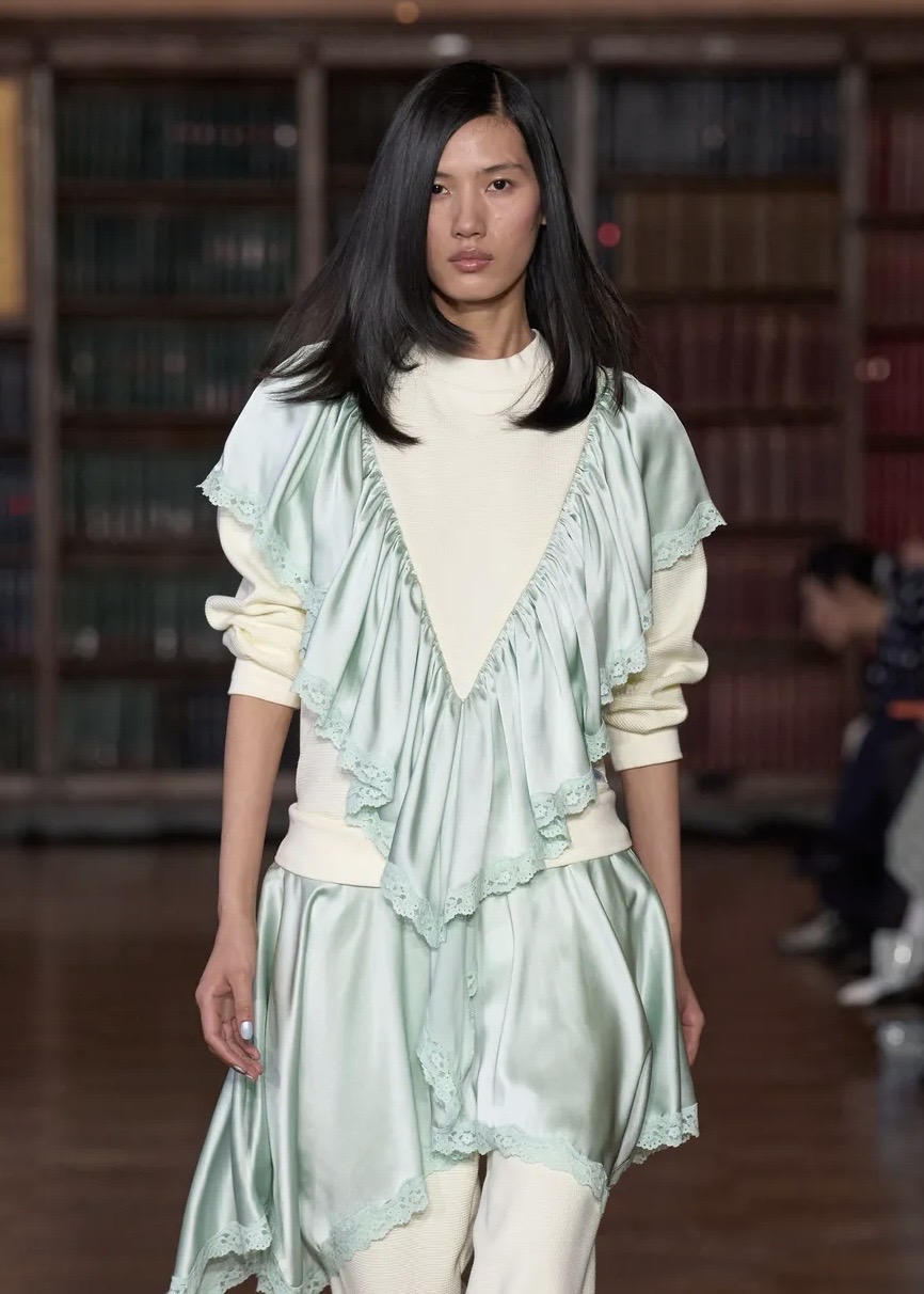 Асимметрия и глянцевые губы: бьюти-тренды Недель моды в Нью-Йорке и Лондоне сезона осень-зима 2026 (фото 19)