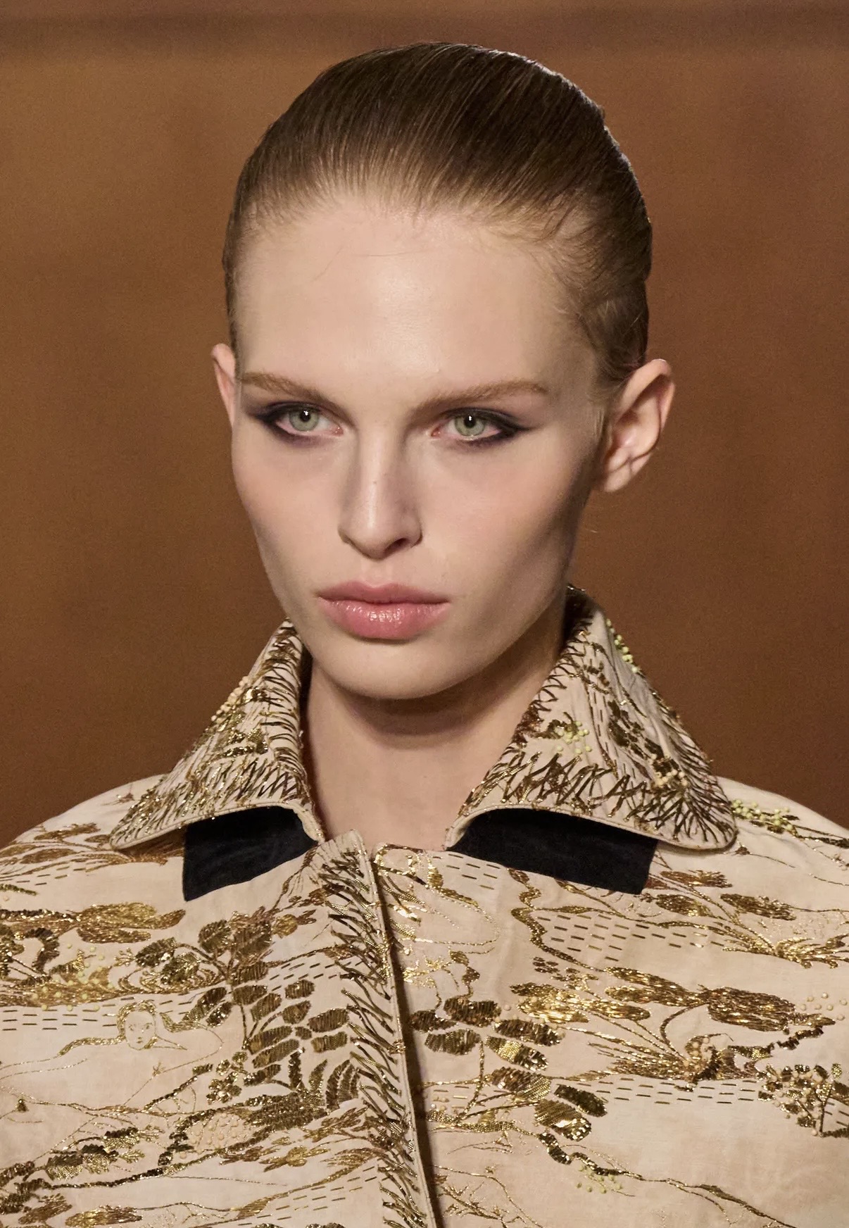 Асимметрия и глянцевые губы: бьюти-тренды Недель моды в Нью-Йорке и Лондоне сезона осень-зима 2026 (фото 20)