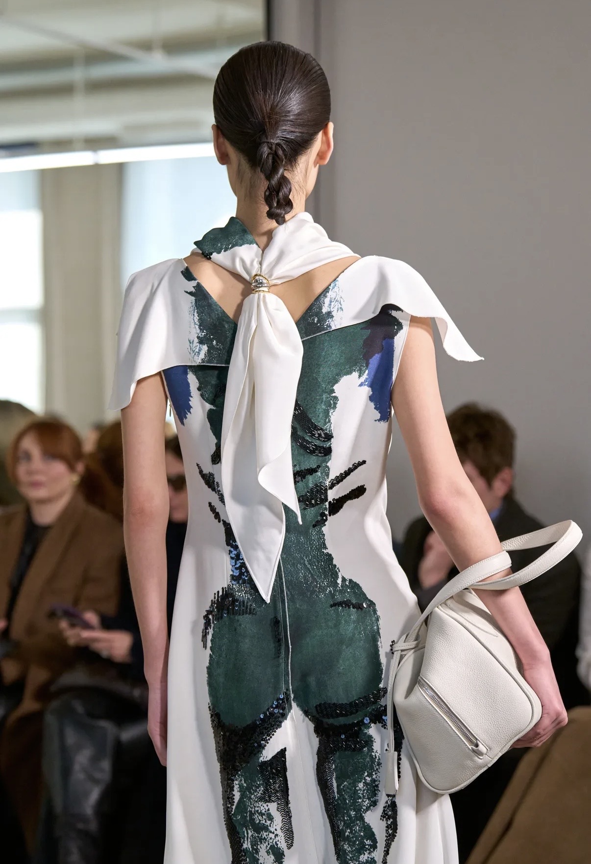 Асимметрия и глянцевые губы: бьюти-тренды Недель моды в Нью-Йорке и Лондоне сезона осень-зима 2026 (фото 22)