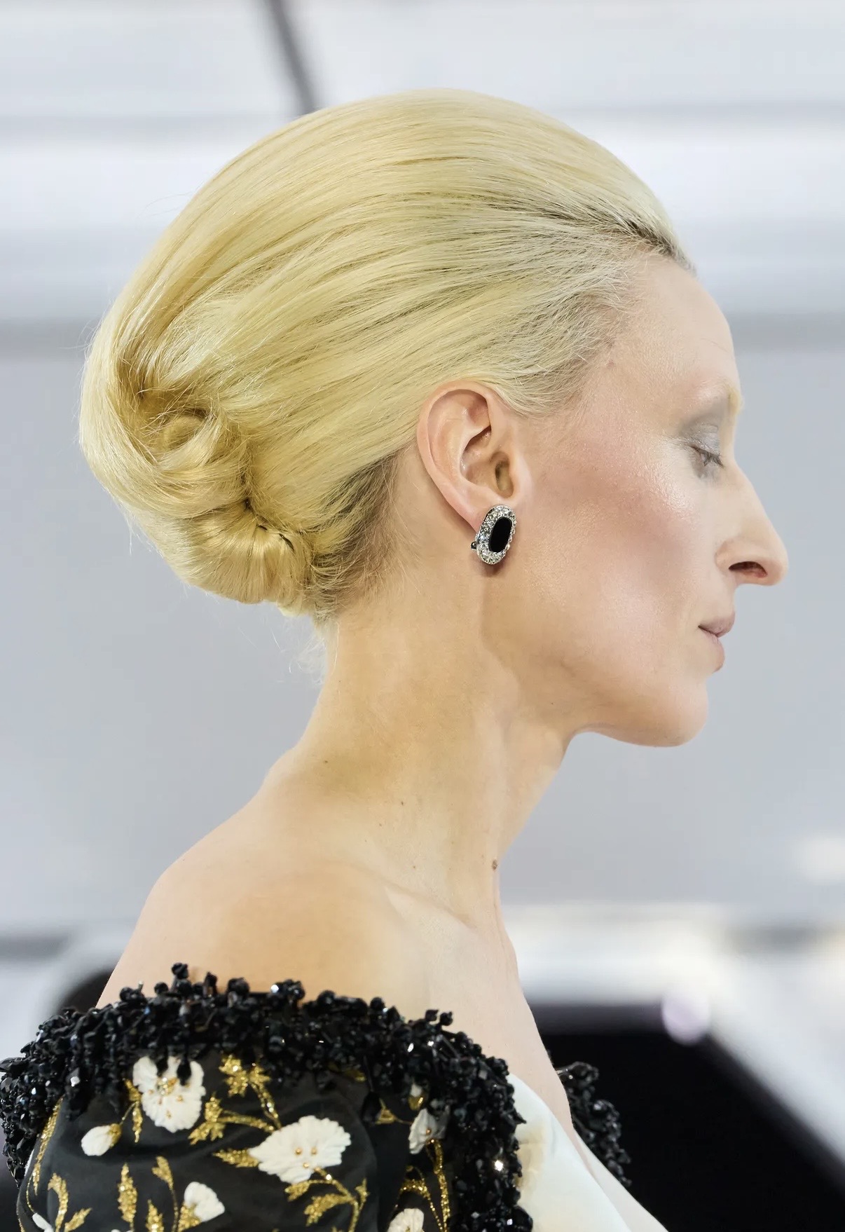 Асимметрия и глянцевые губы: бьюти-тренды Недель моды в Нью-Йорке и Лондоне сезона осень-зима 2026 (фото 25)