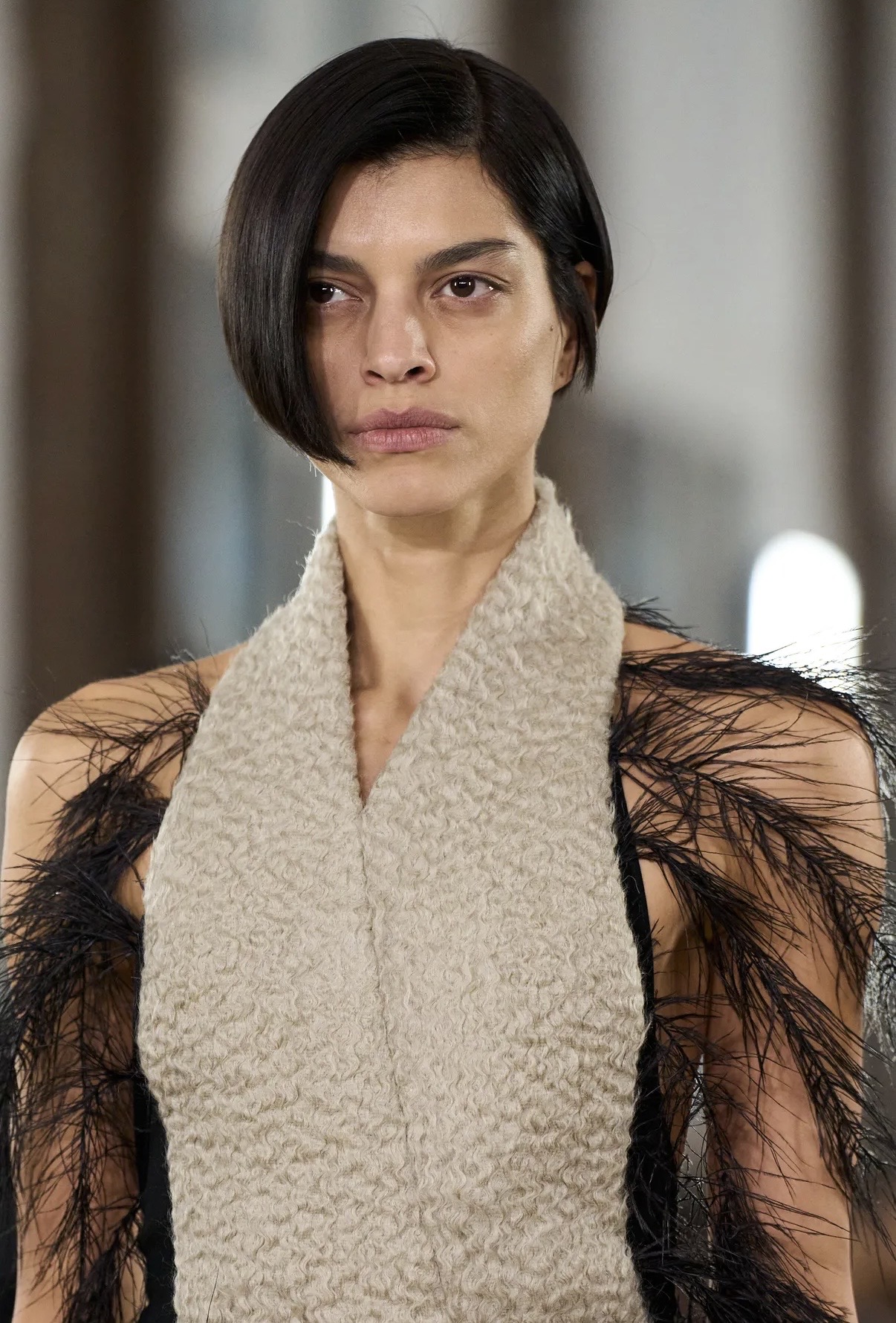 Асимметрия и глянцевые губы: бьюти-тренды Недель моды в Нью-Йорке и Лондоне сезона осень-зима 2026 (фото 26)