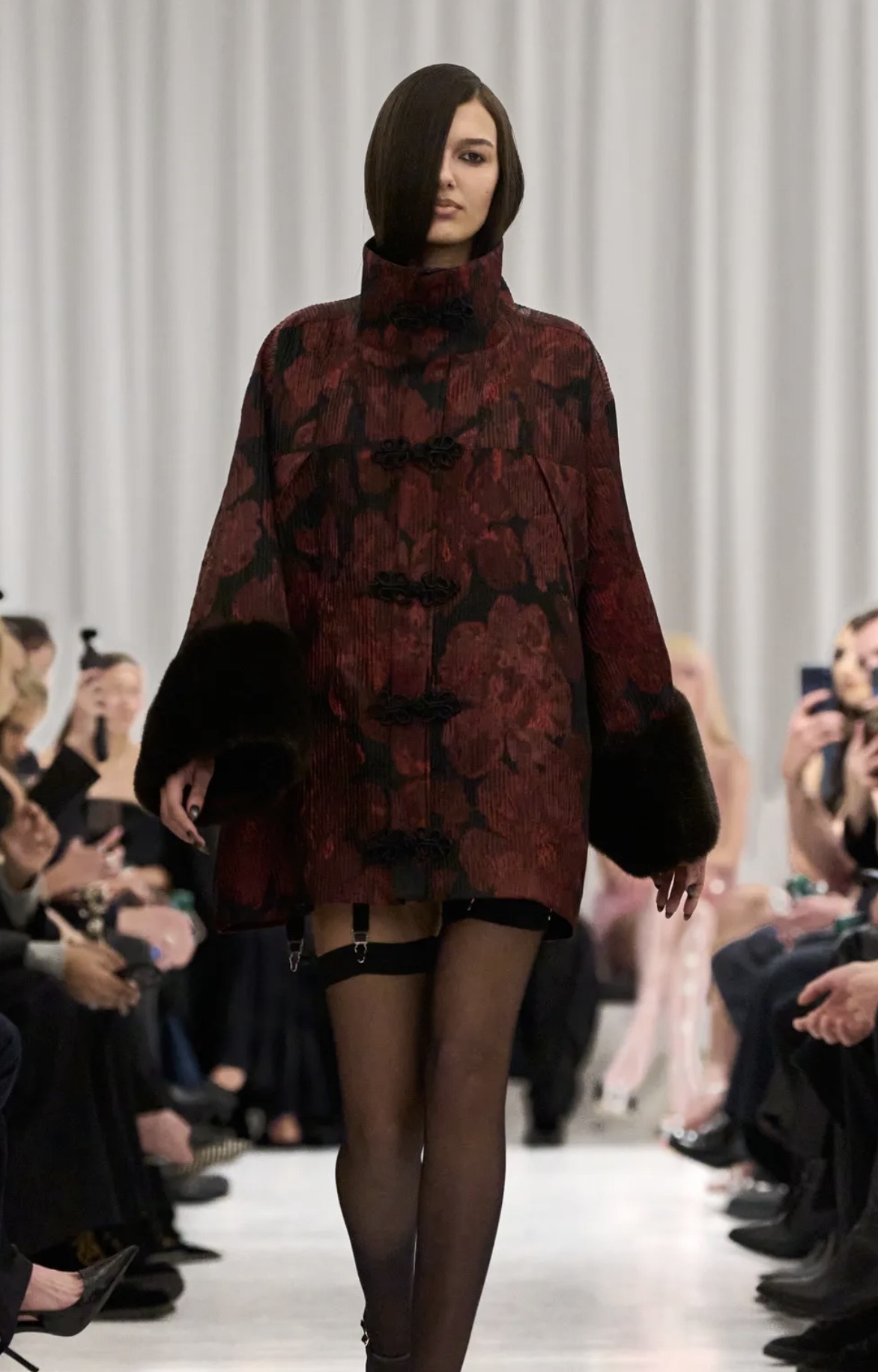 Асимметрия и глянцевые губы: бьюти-тренды Недель моды в Нью-Йорке и Лондоне сезона осень-зима 2026 (фото 27)