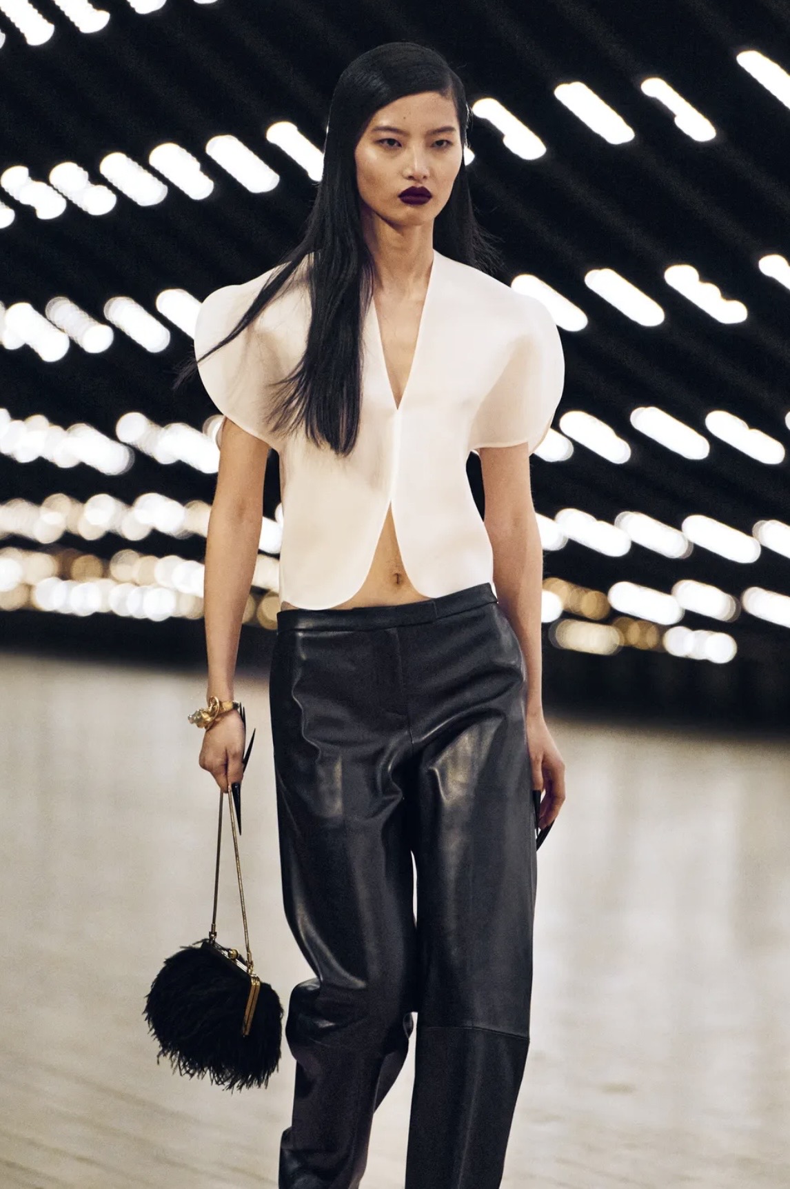 Асимметрия и глянцевые губы: бьюти-тренды Недель моды в Нью-Йорке и Лондоне сезона осень-зима 2026 (фото 29)