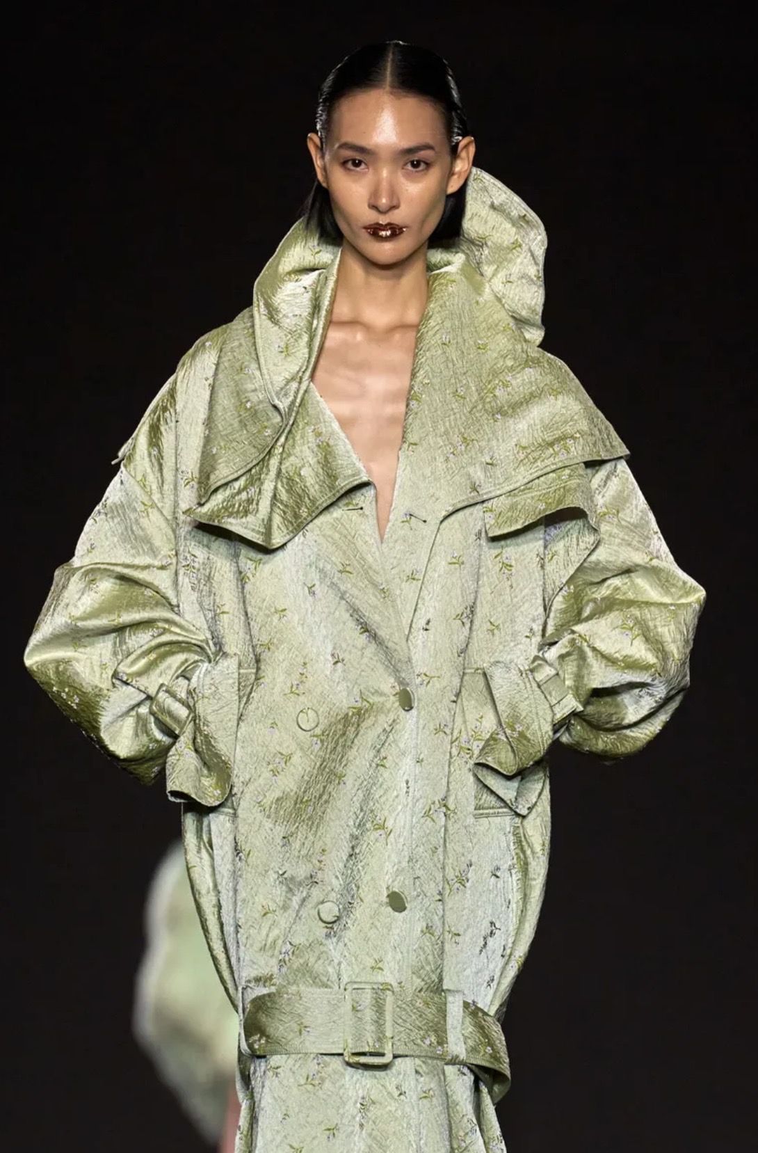 Асимметрия и глянцевые губы: бьюти-тренды Недель моды в Нью-Йорке и Лондоне сезона осень-зима 2026 (фото 30)