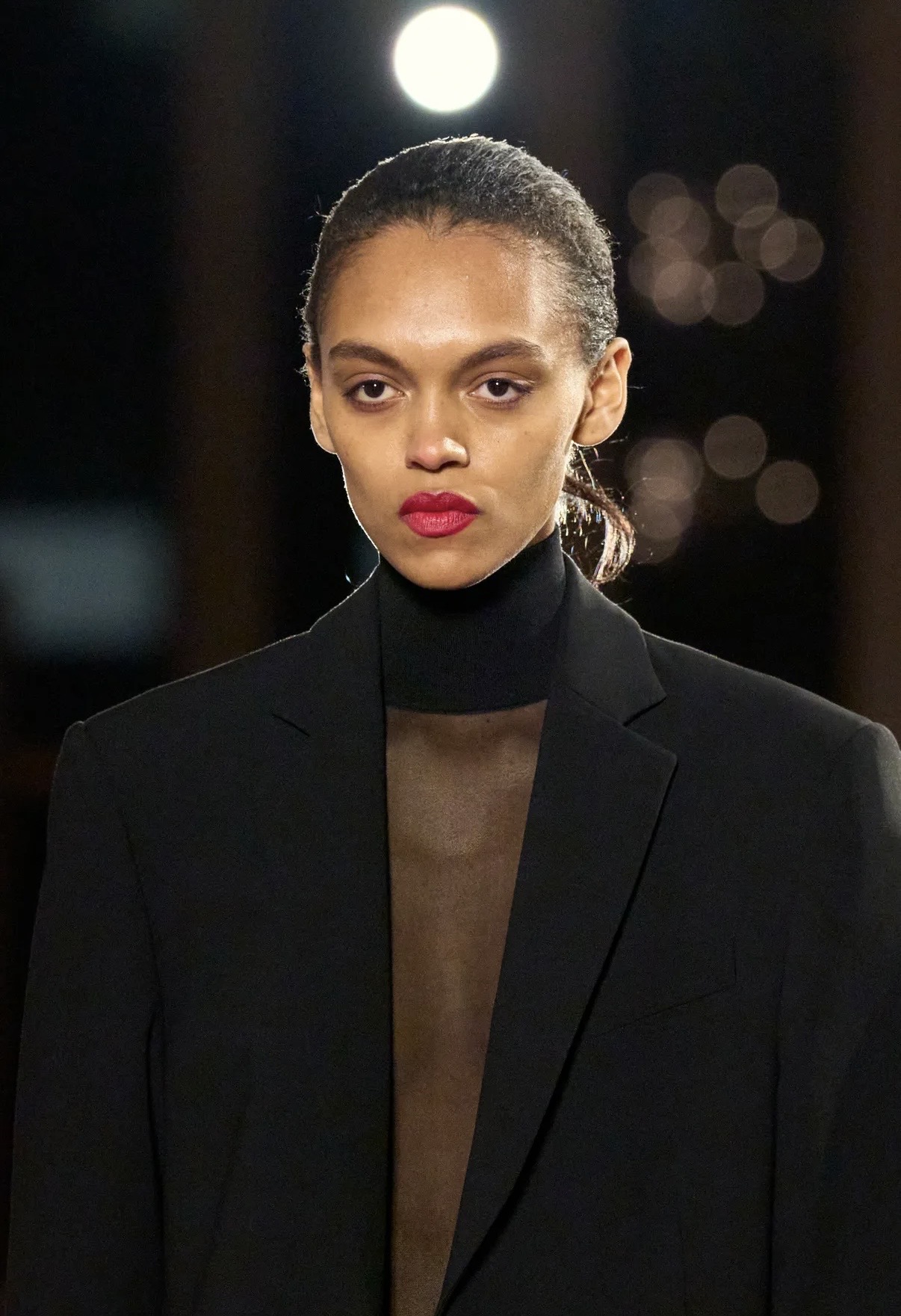 Асимметрия и глянцевые губы: бьюти-тренды Недель моды в Нью-Йорке и Лондоне сезона осень-зима 2026 (фото 32)