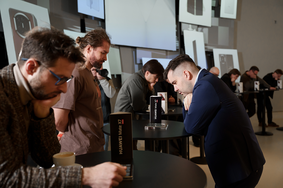 HUAWEI провел турнир по игре в шахматы на смартфонах Mate X7 (фото 17)