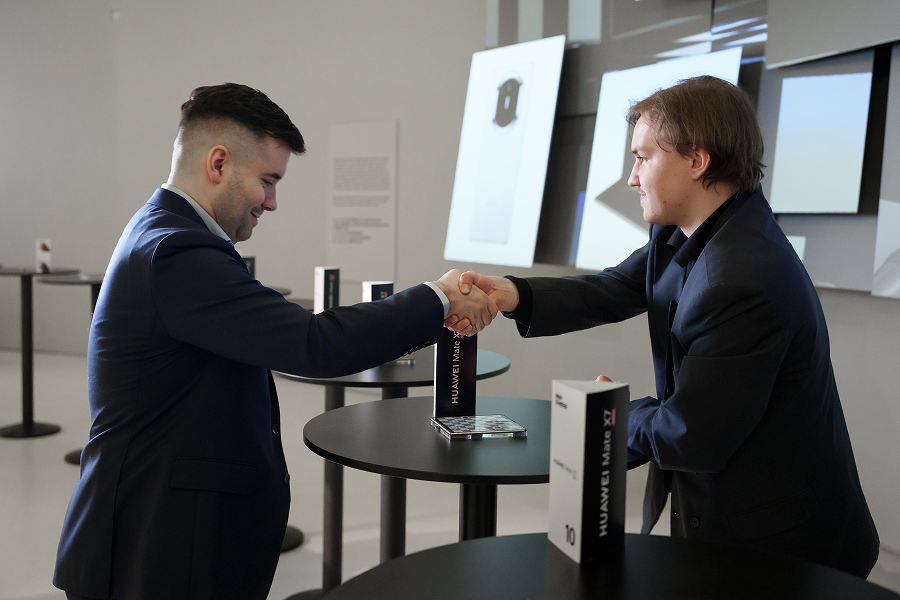 HUAWEI провел турнир по игре в шахматы на смартфонах Mate X7 (фото 11)