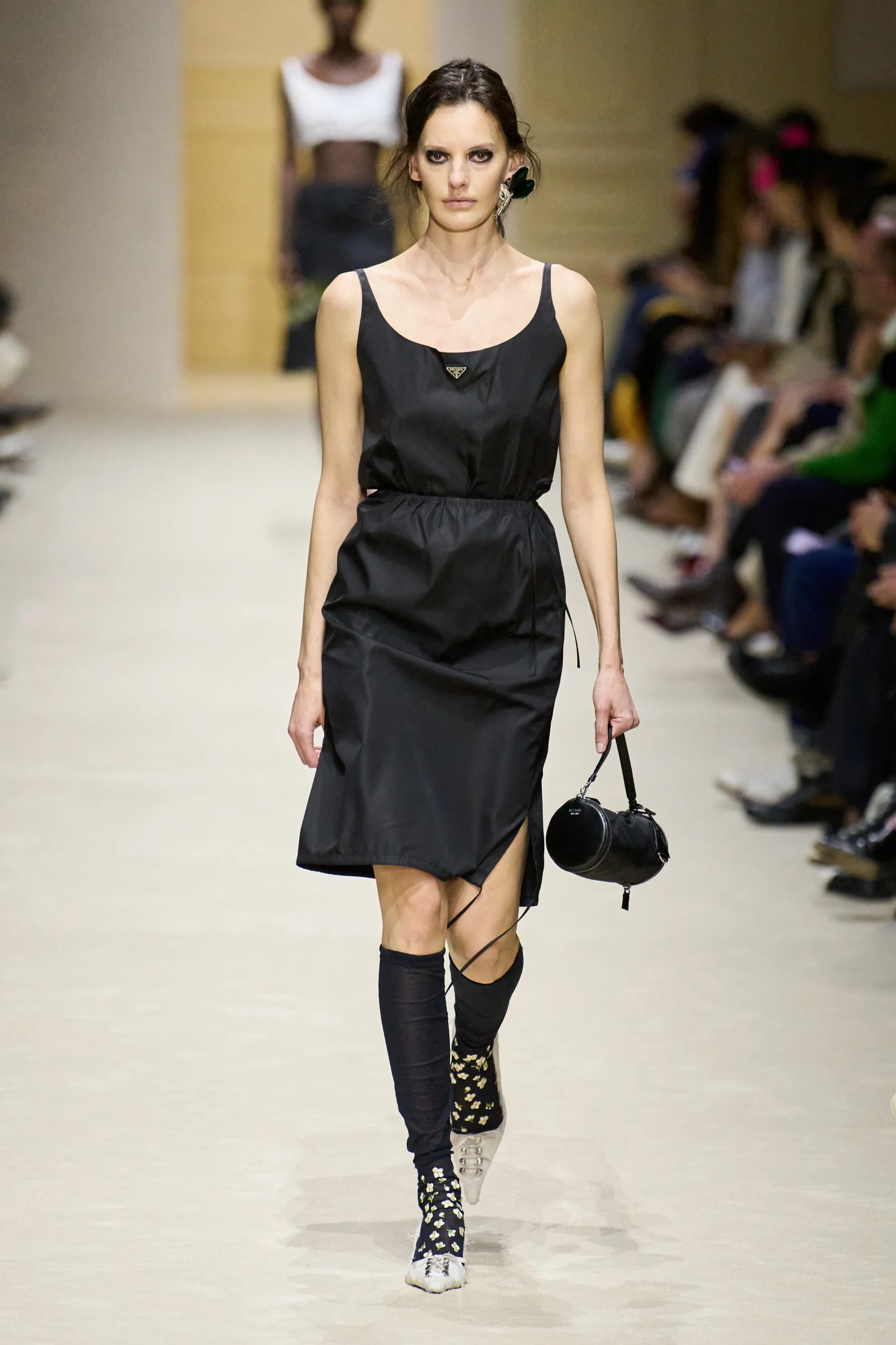 Небрежность во всем и жидкие драгметаллы: Неделя моды осень-зима 2026 в макро- и микротрендах (фото 2)