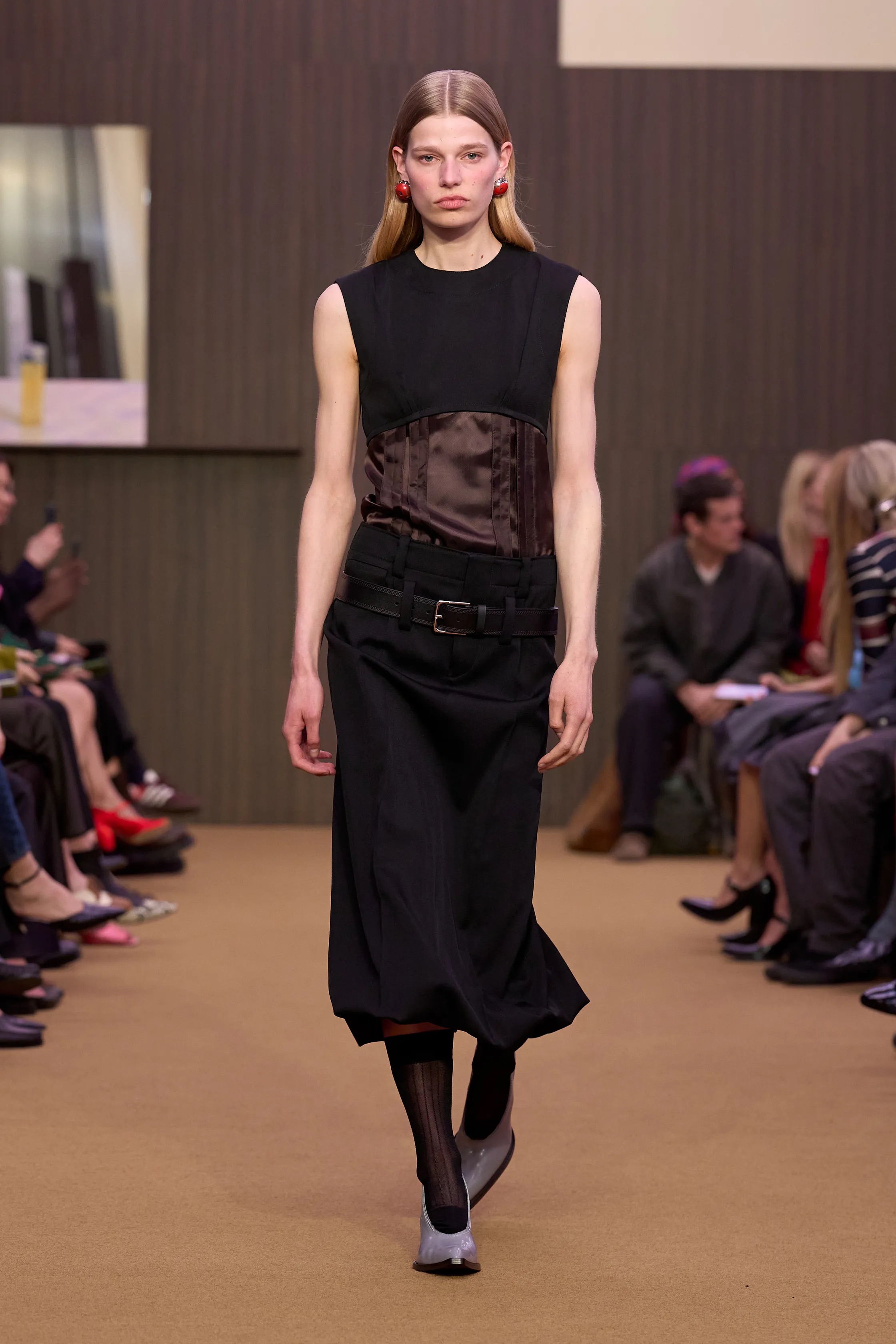 Небрежность во всем и жидкие драгметаллы: Неделя моды осень-зима 2026 в макро- и микротрендах (фото 3)