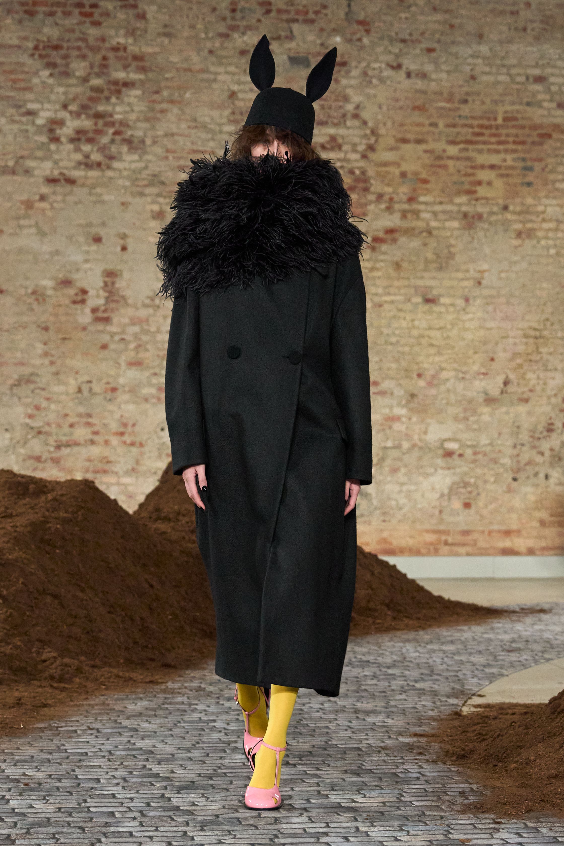 Небрежность во всем и жидкие драгметаллы: Неделя моды осень-зима 2026 в макро- и микротрендах (фото 5)