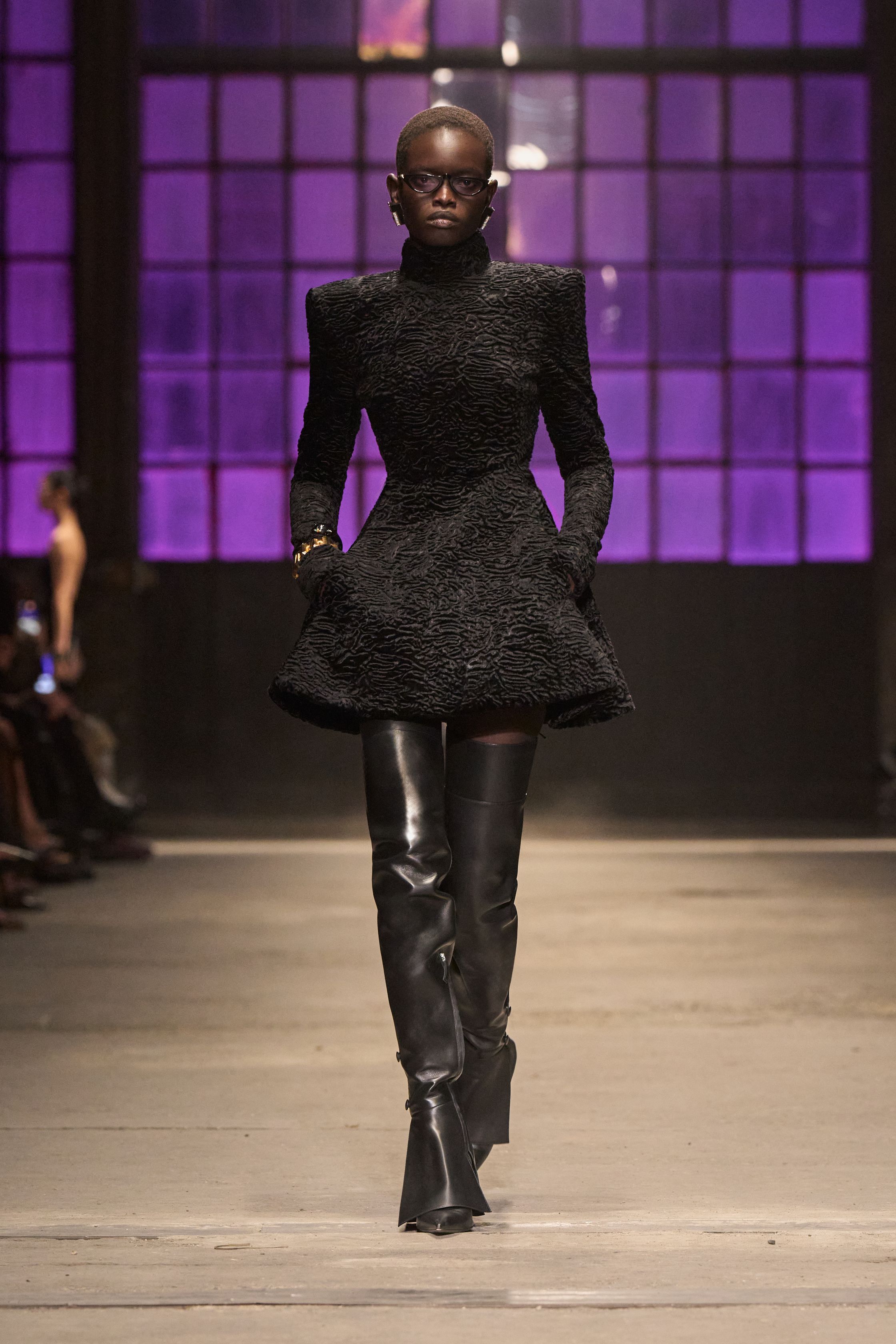 Небрежность во всем и жидкие драгметаллы: Неделя моды осень-зима 2026 в макро- и микротрендах (фото 4)