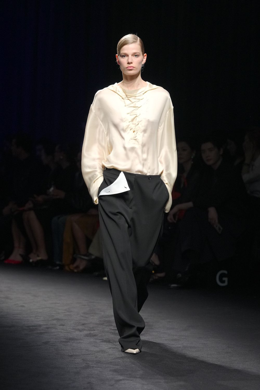 Небрежность во всем и жидкие драгметаллы: Неделя моды осень-зима 2026 в макро- и микротрендах (фото 11)