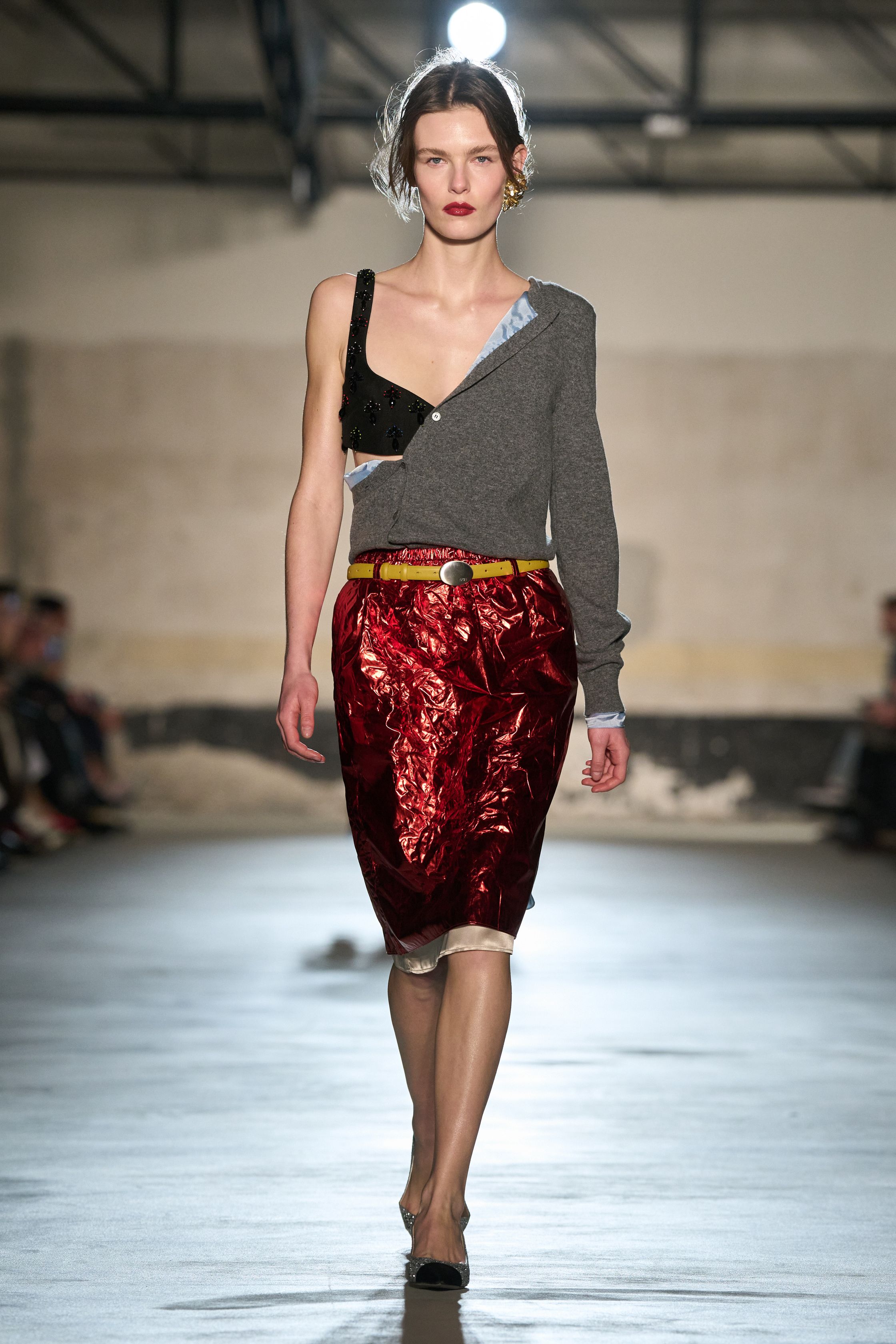 Небрежность во всем и жидкие драгметаллы: Неделя моды осень-зима 2026 в макро- и микротрендах (фото 9)
