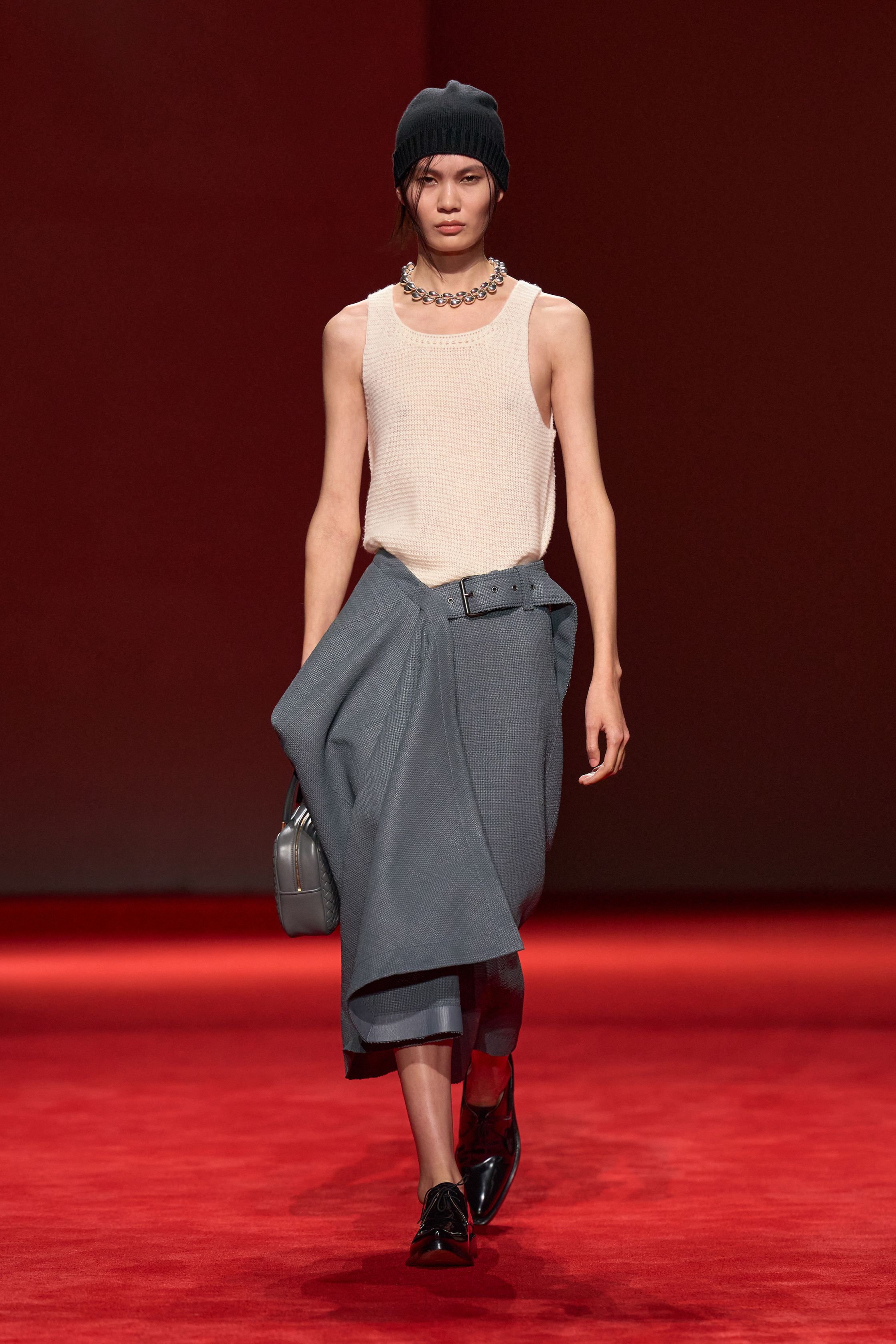 Небрежность во всем и жидкие драгметаллы: Неделя моды осень-зима 2026 в макро- и микротрендах (фото 12)