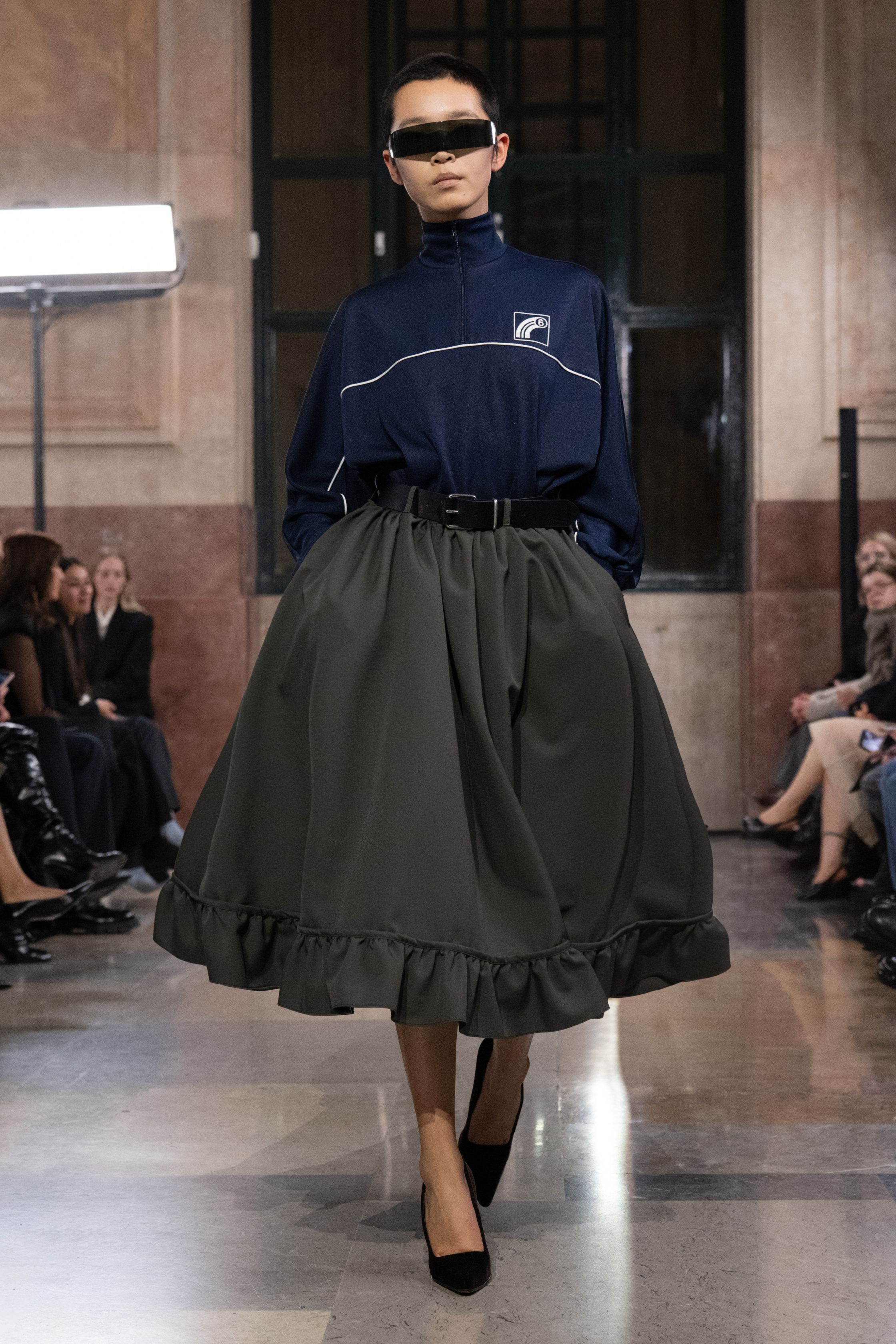 Небрежность во всем и жидкие драгметаллы: Неделя моды осень-зима 2026 в макро- и микротрендах (фото 16)