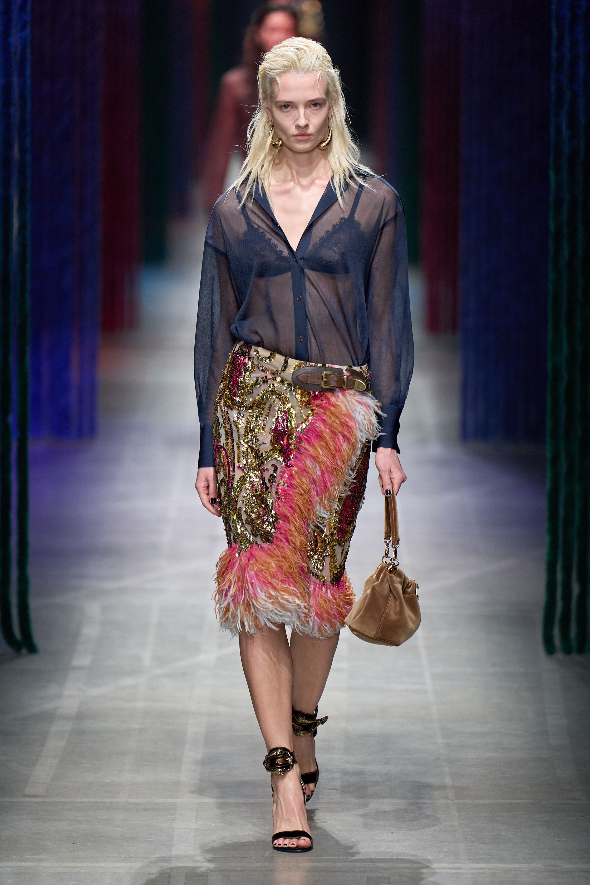 Небрежность во всем и жидкие драгметаллы: Неделя моды осень-зима 2026 в макро- и микротрендах (фото 14)