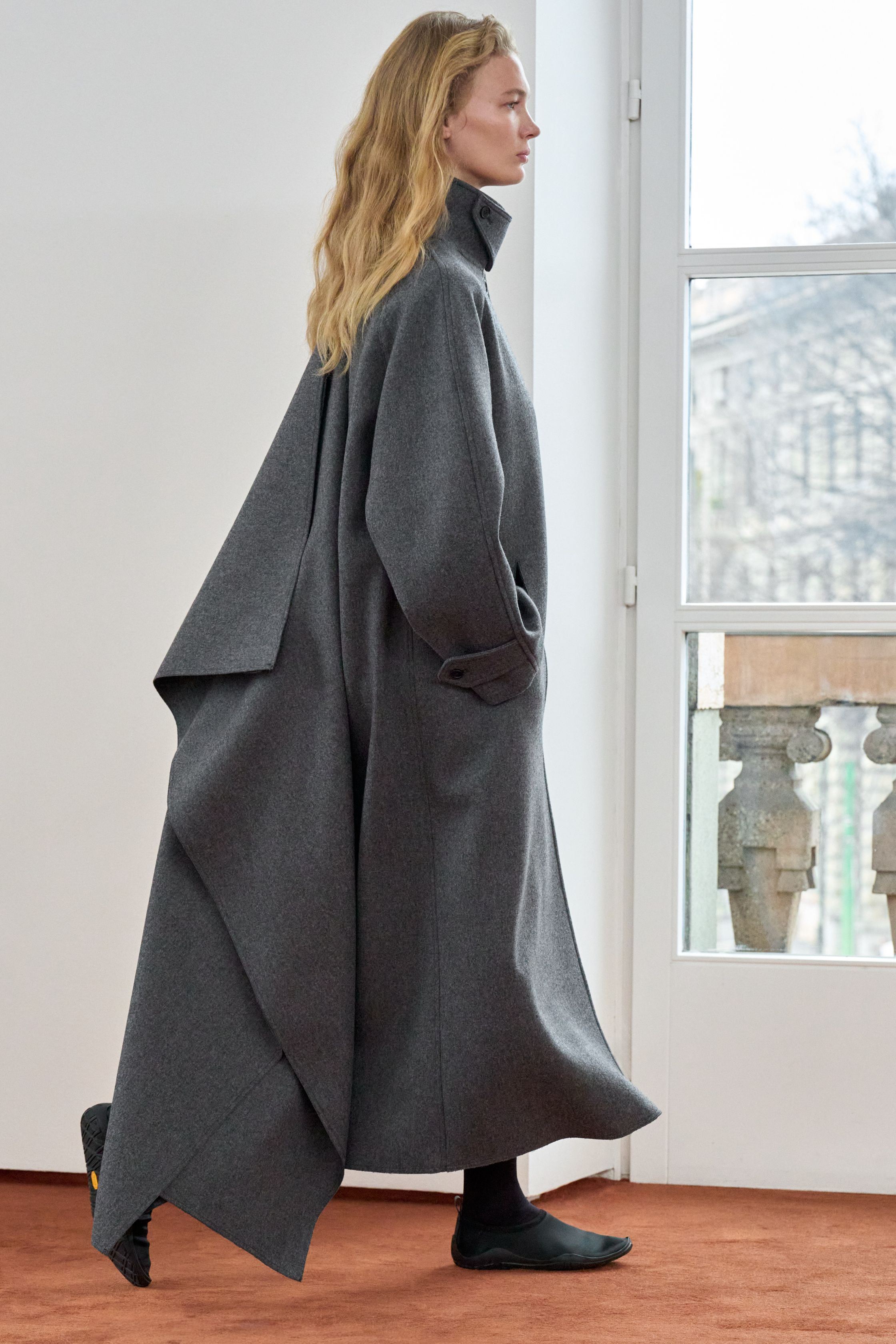 Небрежность во всем и жидкие драгметаллы: Неделя моды осень-зима 2026 в макро- и микротрендах (фото 18)