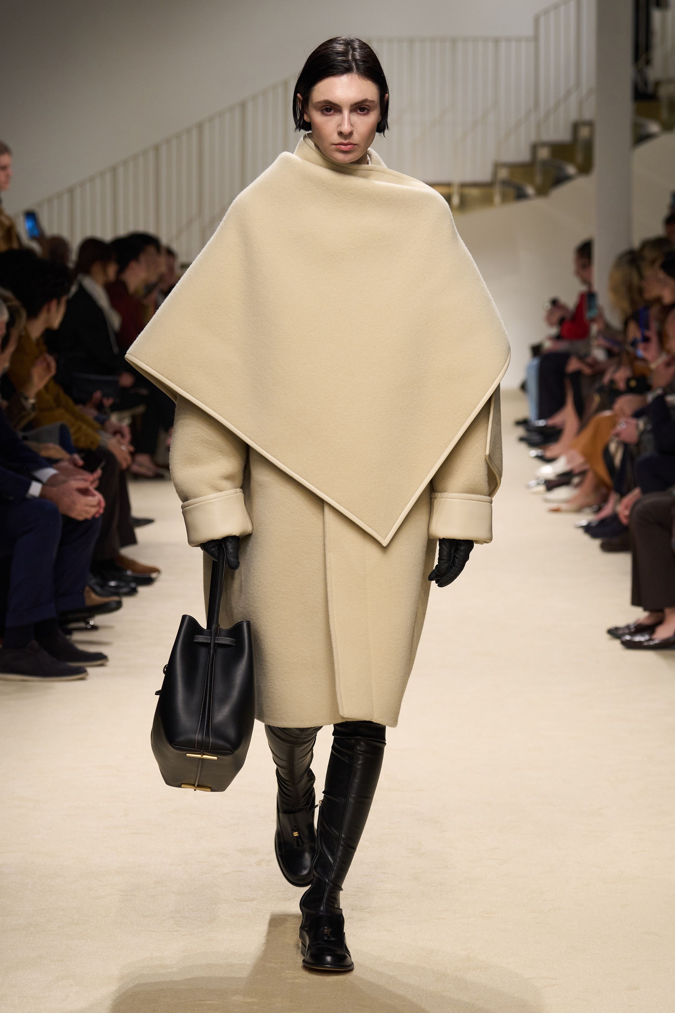 Небрежность во всем и жидкие драгметаллы: Неделя моды осень-зима 2026 в макро- и микротрендах (фото 22)