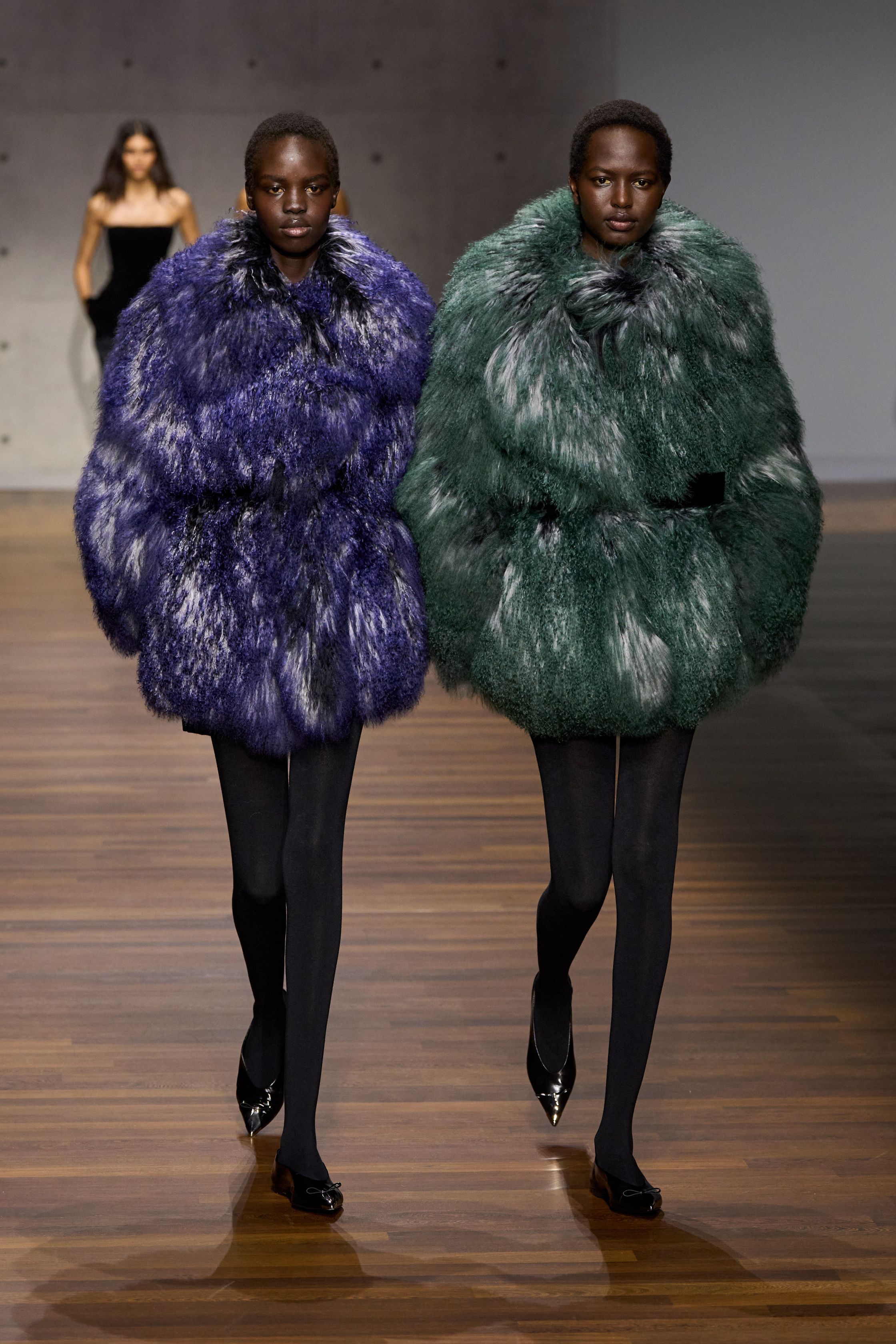 Небрежность во всем и жидкие драгметаллы: Неделя моды осень-зима 2026 в макро- и микротрендах (фото 24)