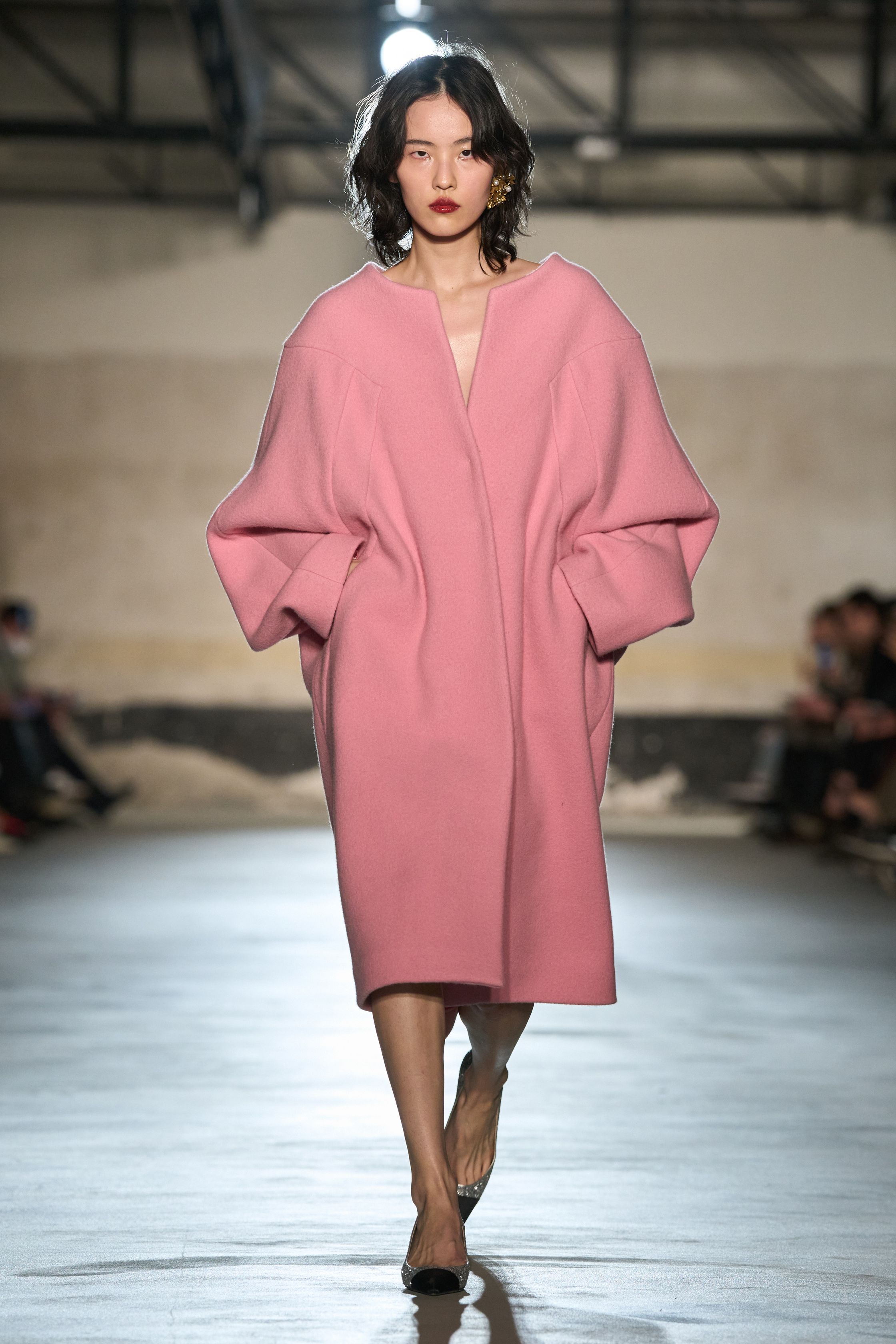 Небрежность во всем и жидкие драгметаллы: Неделя моды осень-зима 2026 в макро- и микротрендах (фото 20)