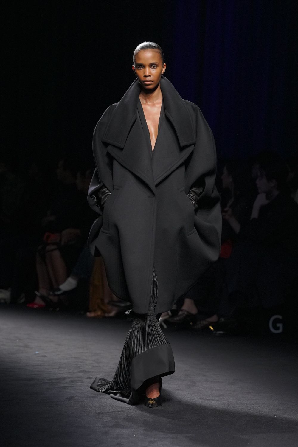 Небрежность во всем и жидкие драгметаллы: Неделя моды осень-зима 2026 в макро- и микротрендах (фото 21)