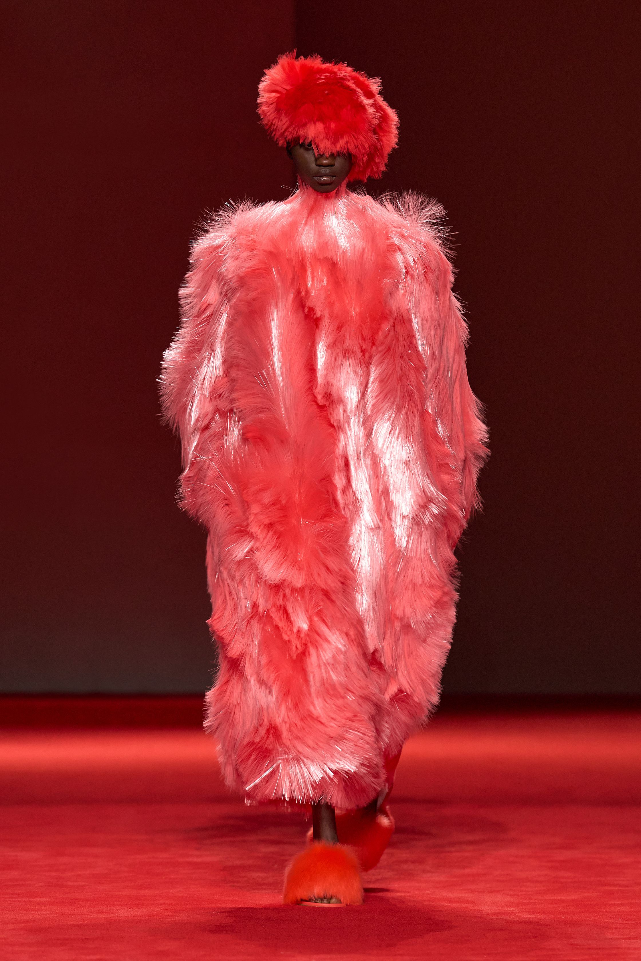 Небрежность во всем и жидкие драгметаллы: Неделя моды осень-зима 2026 в макро- и микротрендах (фото 19)