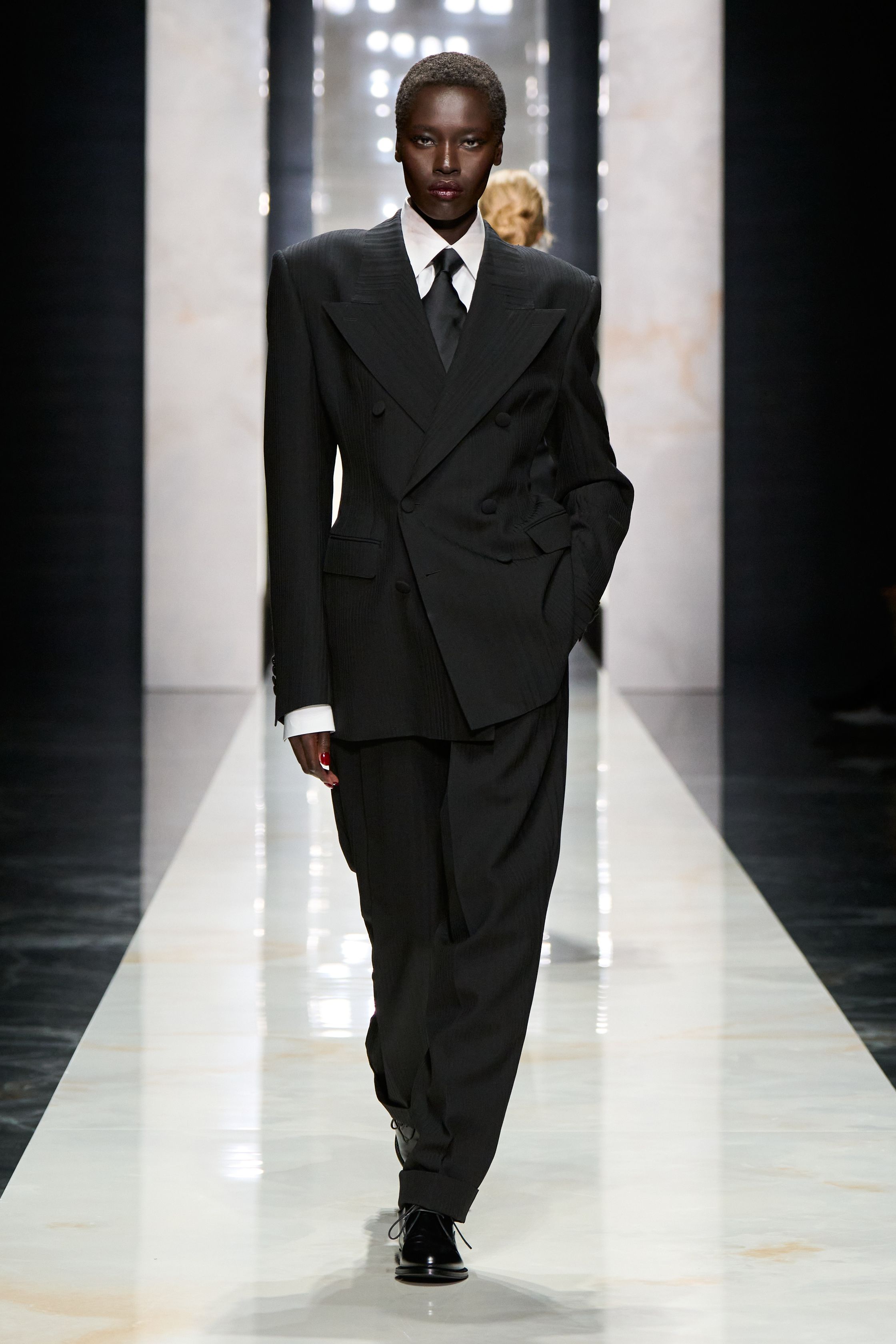 Небрежность во всем и жидкие драгметаллы: Неделя моды осень-зима 2026 в макро- и микротрендах (фото 30)