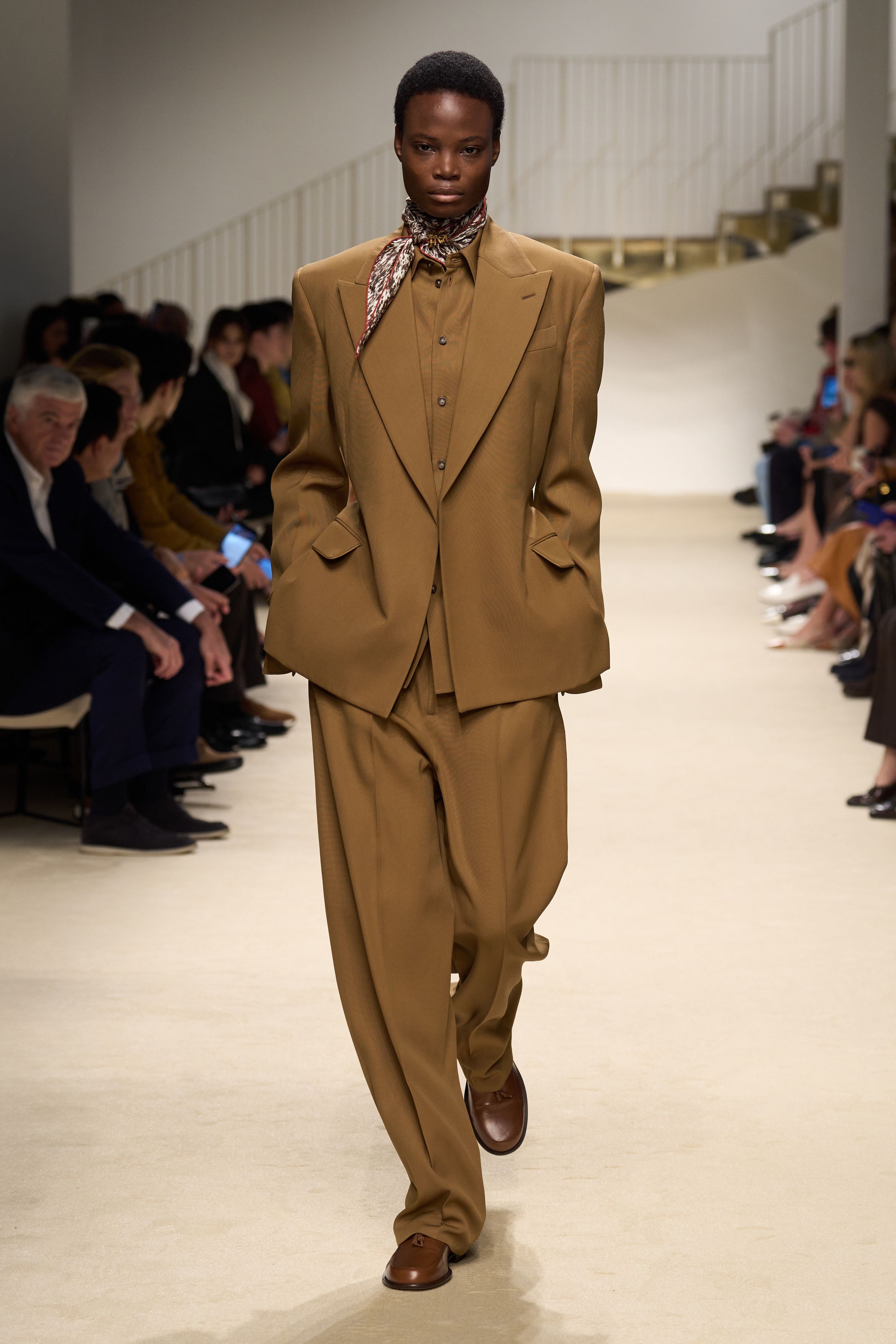 Небрежность во всем и жидкие драгметаллы: Неделя моды осень-зима 2026 в макро- и микротрендах (фото 32)