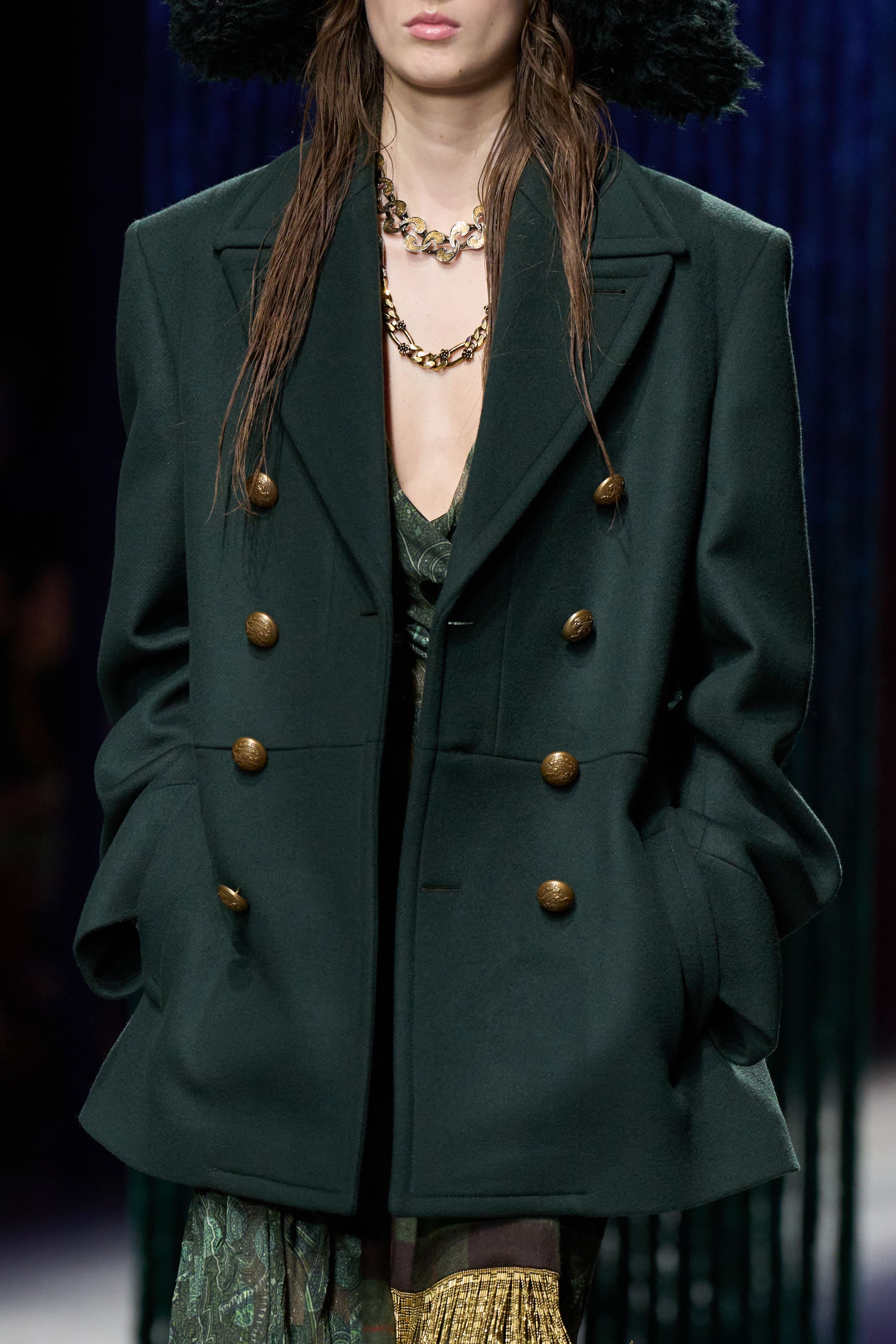 Небрежность во всем и жидкие драгметаллы: Неделя моды осень-зима 2026 в макро- и микротрендах (фото 29)