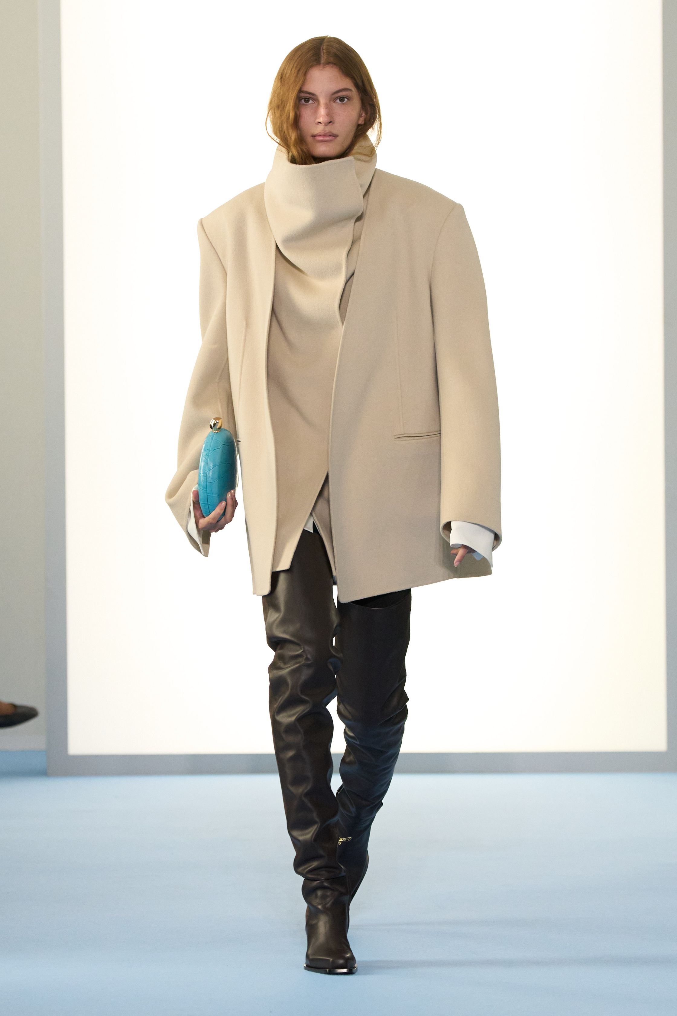 Небрежность во всем и жидкие драгметаллы: Неделя моды осень-зима 2026 в макро- и микротрендах (фото 26)