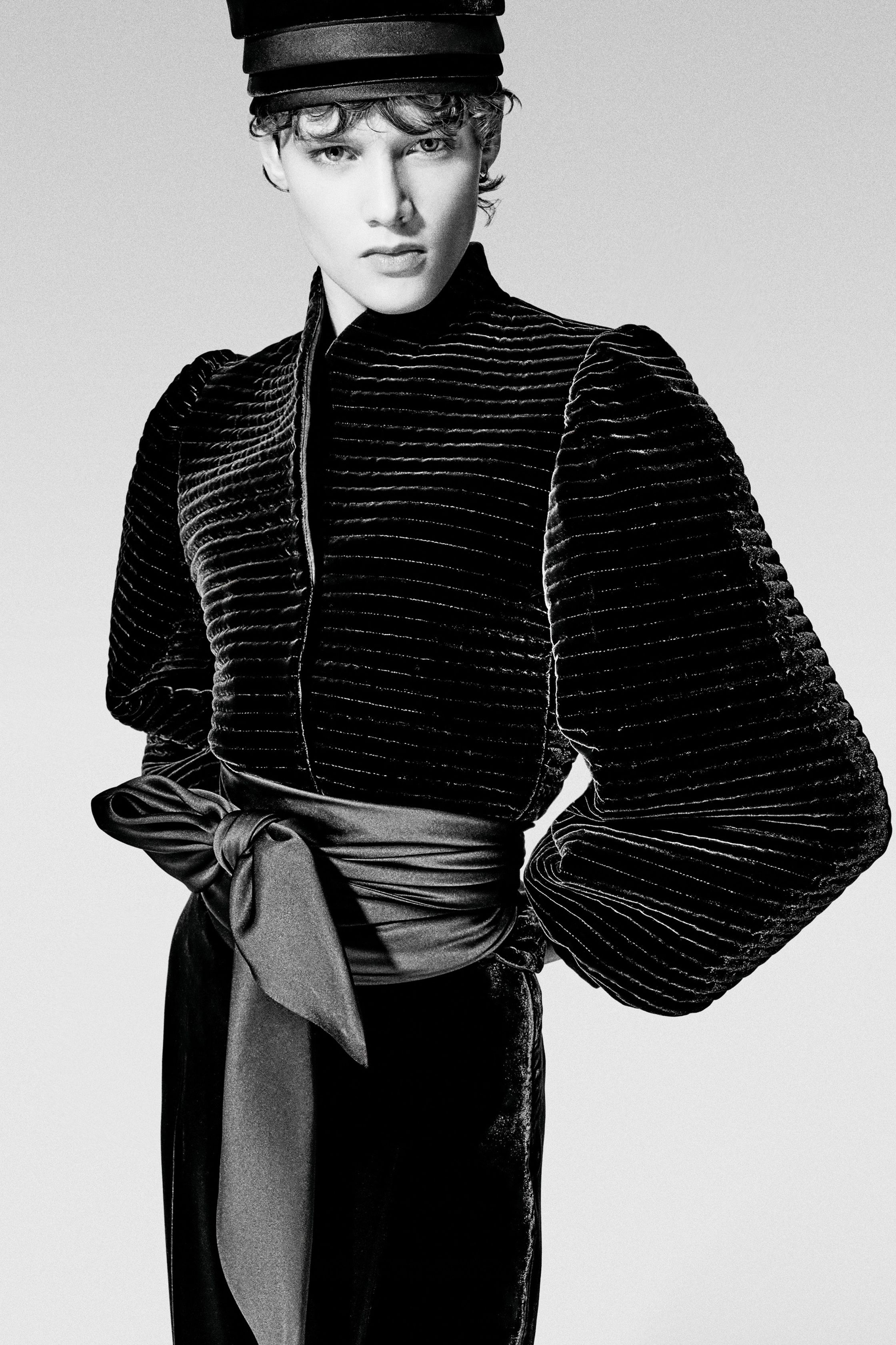 Небрежность во всем и жидкие драгметаллы: Неделя моды осень-зима 2026 в макро- и микротрендах (фото 31)