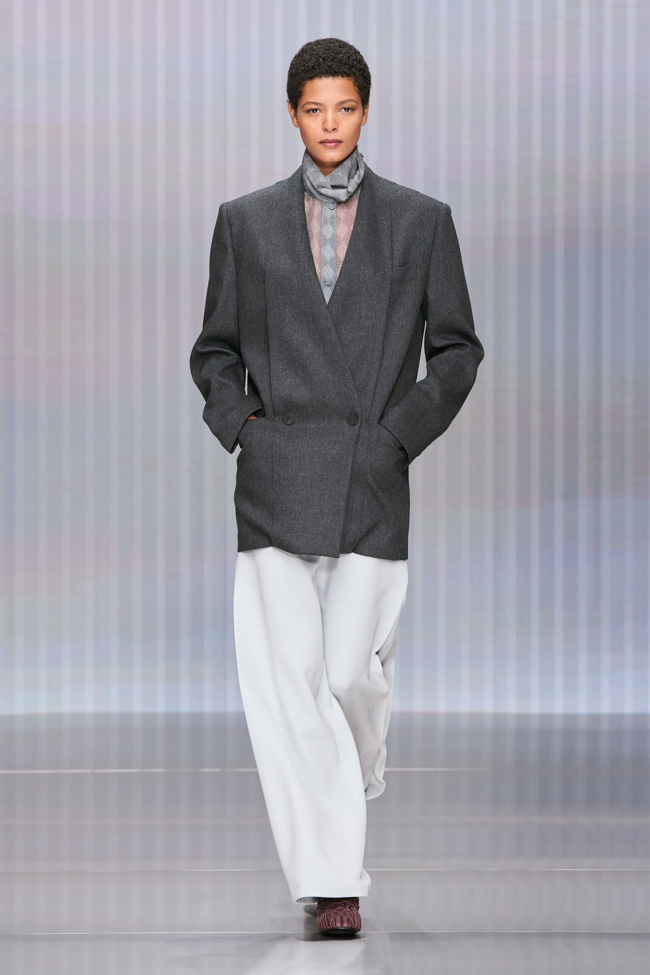 Небрежность во всем и жидкие драгметаллы: Неделя моды осень-зима 2026 в макро- и микротрендах (фото 25)