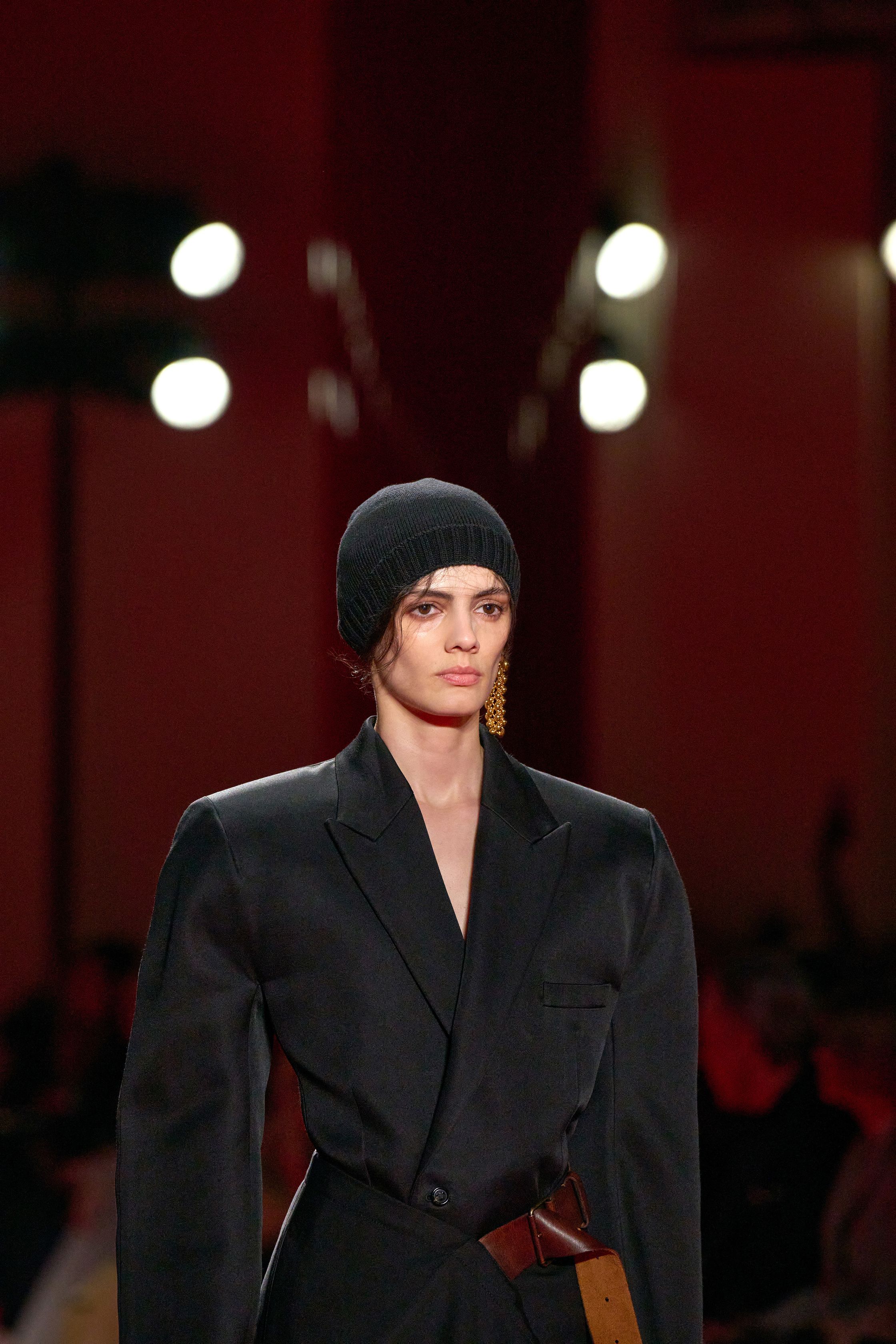 Небрежность во всем и жидкие драгметаллы: Неделя моды осень-зима 2026 в макро- и микротрендах (фото 28)