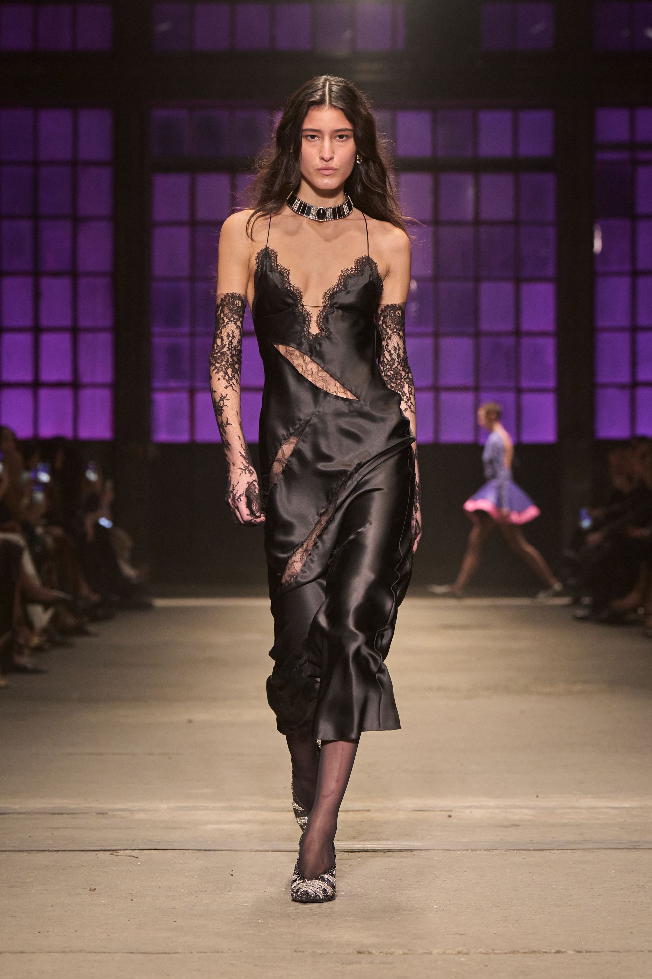 Небрежность во всем и жидкие драгметаллы: Неделя моды осень-зима 2026 в макро- и микротрендах (фото 35)